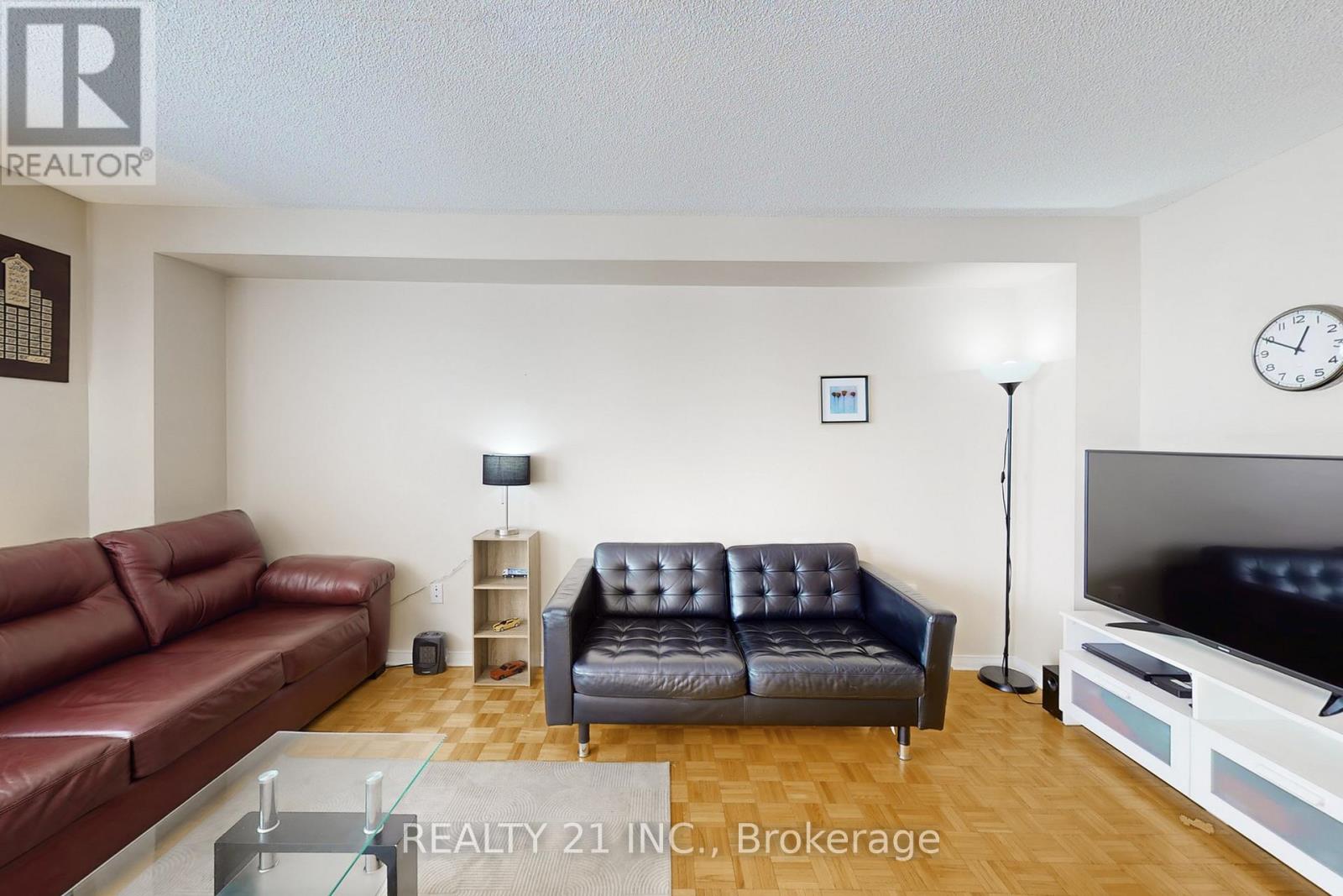 11 ILES STREET W - 6