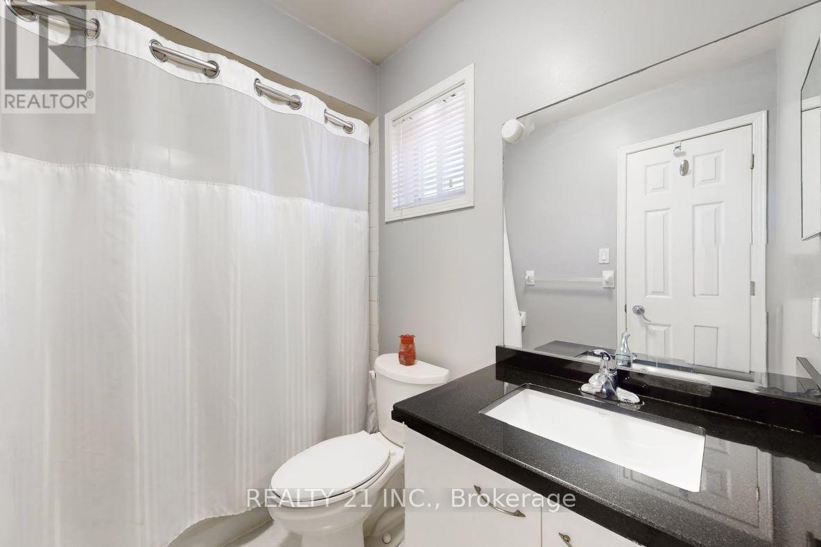 11 ILES STREET W - 25