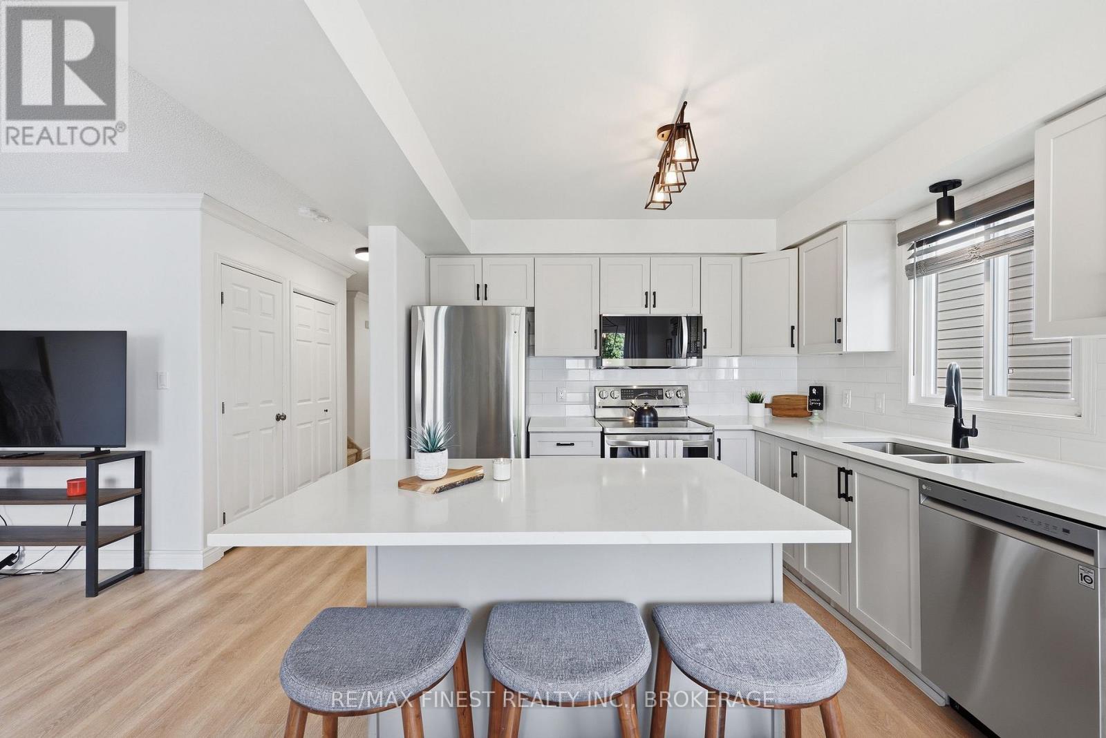 976 BLUFFWOOD AVENUE - 12