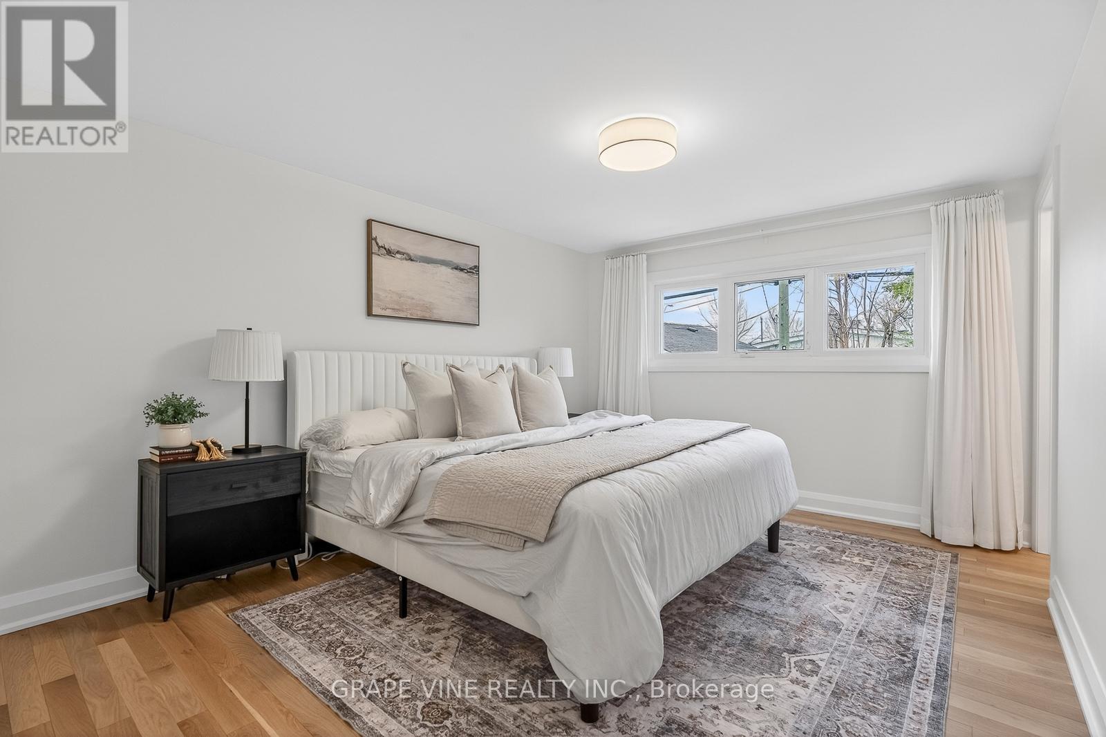 730 HOLT CRESCENT - 21
