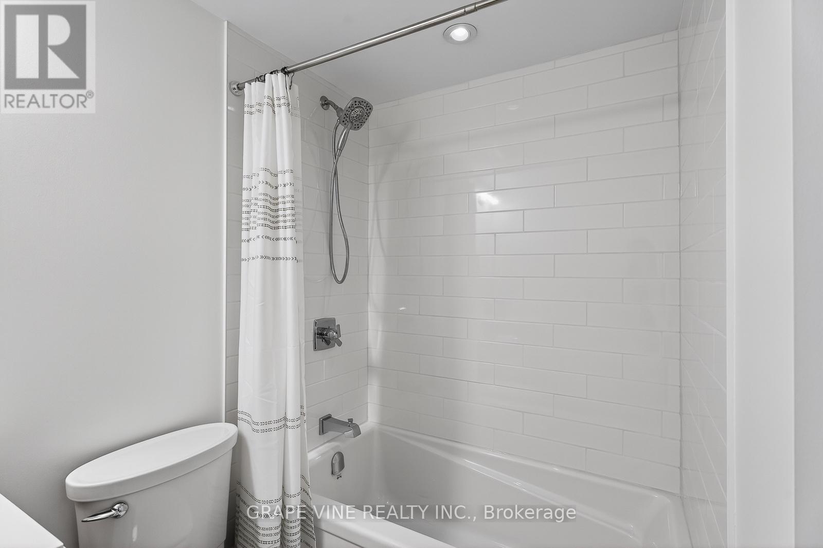 730 HOLT CRESCENT - 27