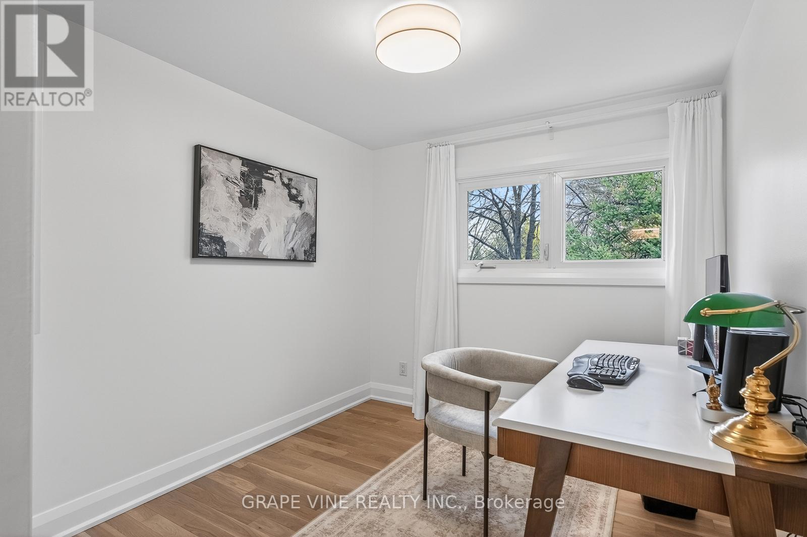 730 HOLT CRESCENT - 28