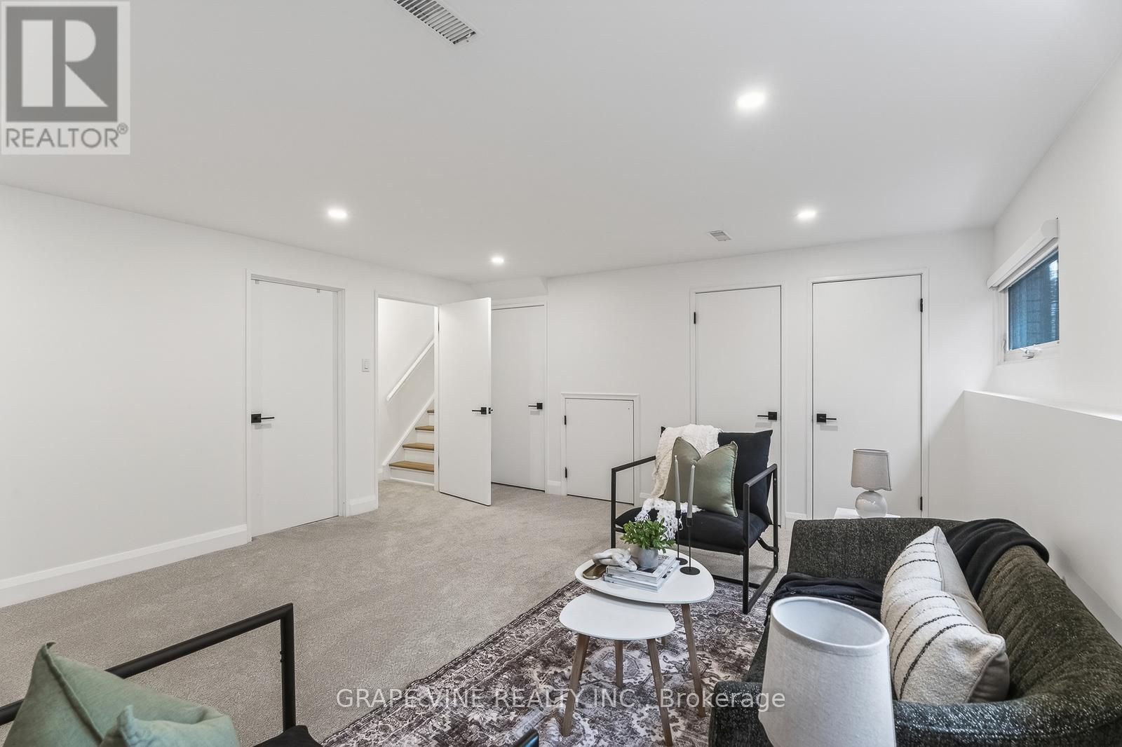 730 HOLT CRESCENT - 31