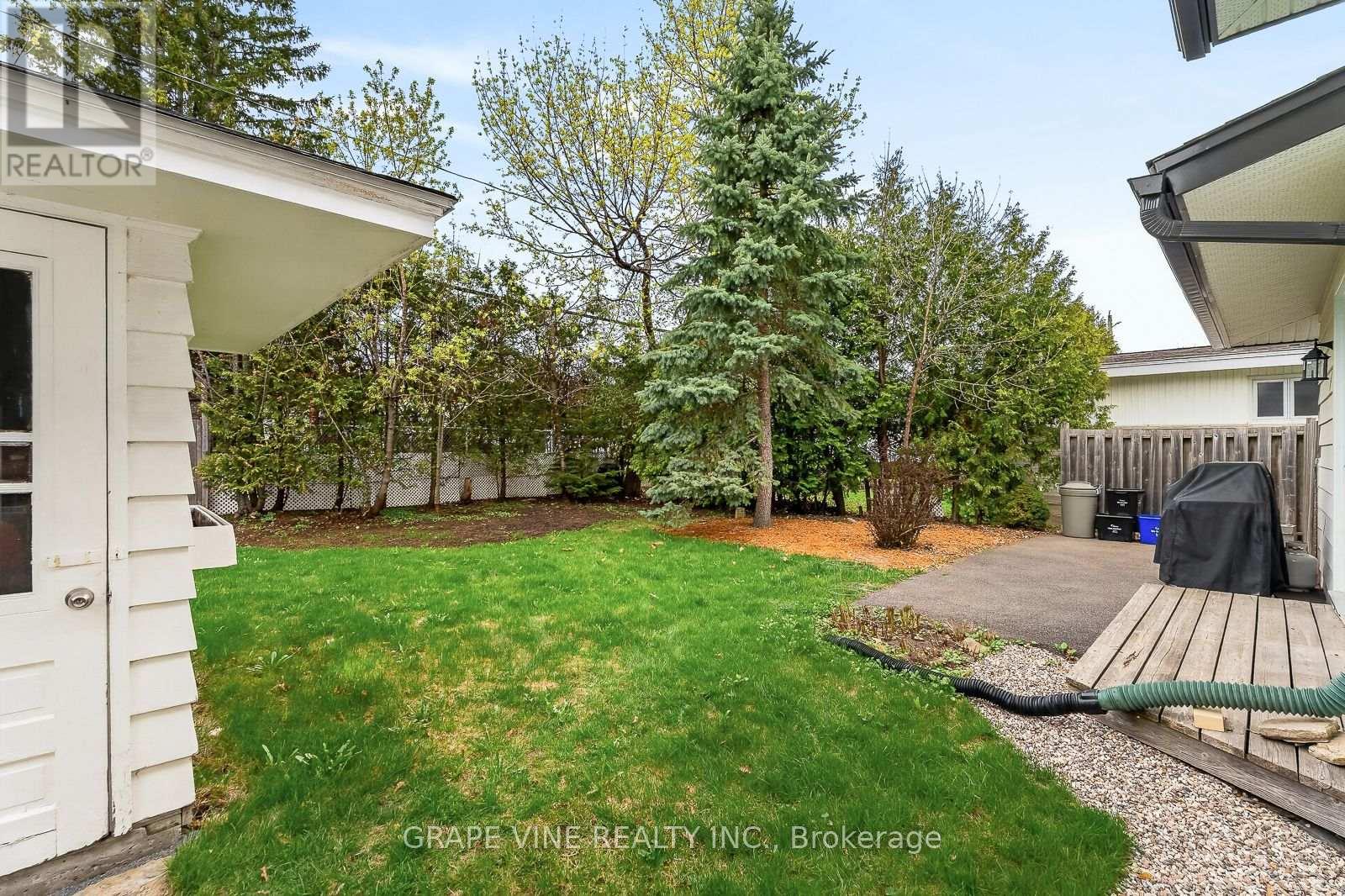 730 HOLT CRESCENT - 33