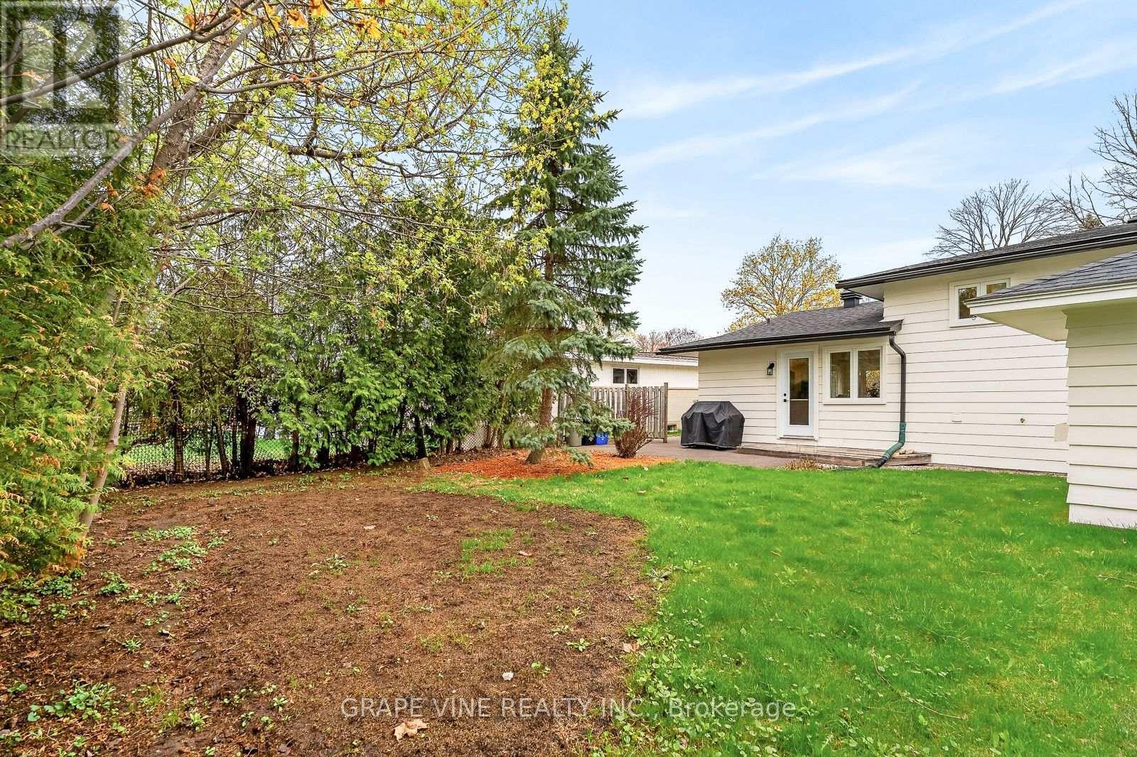 730 HOLT CRESCENT - 34