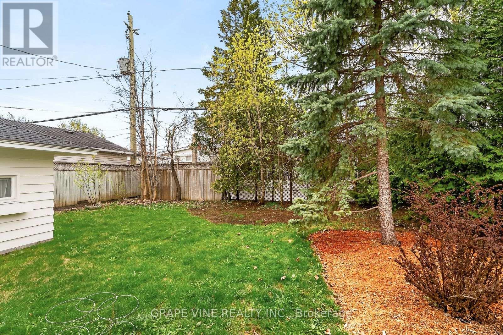 730 HOLT CRESCENT - 35