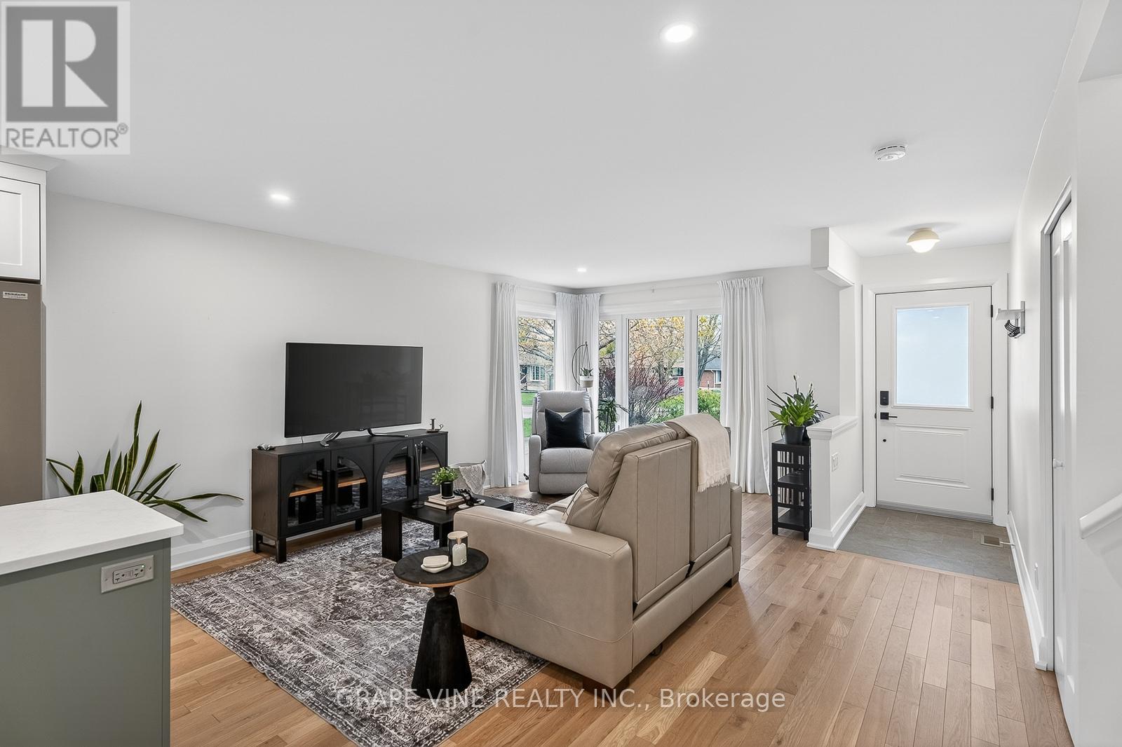 730 HOLT CRESCENT - 7