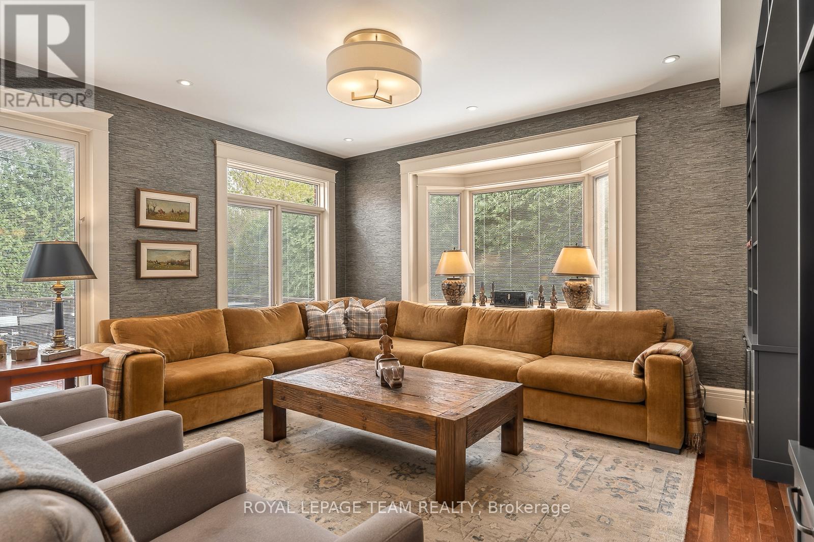46 IVY CRESCENT - 20