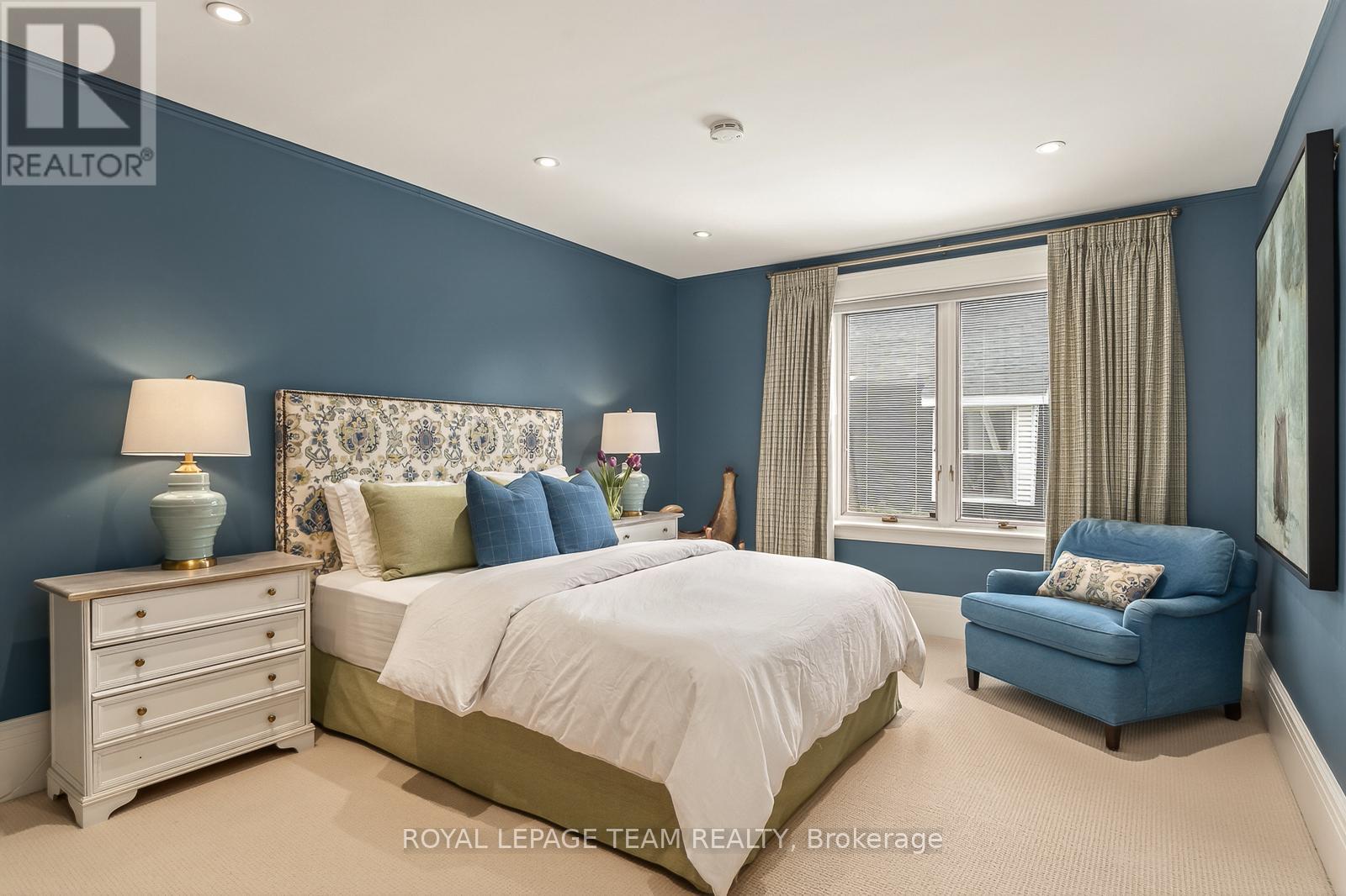 46 IVY CRESCENT - 34