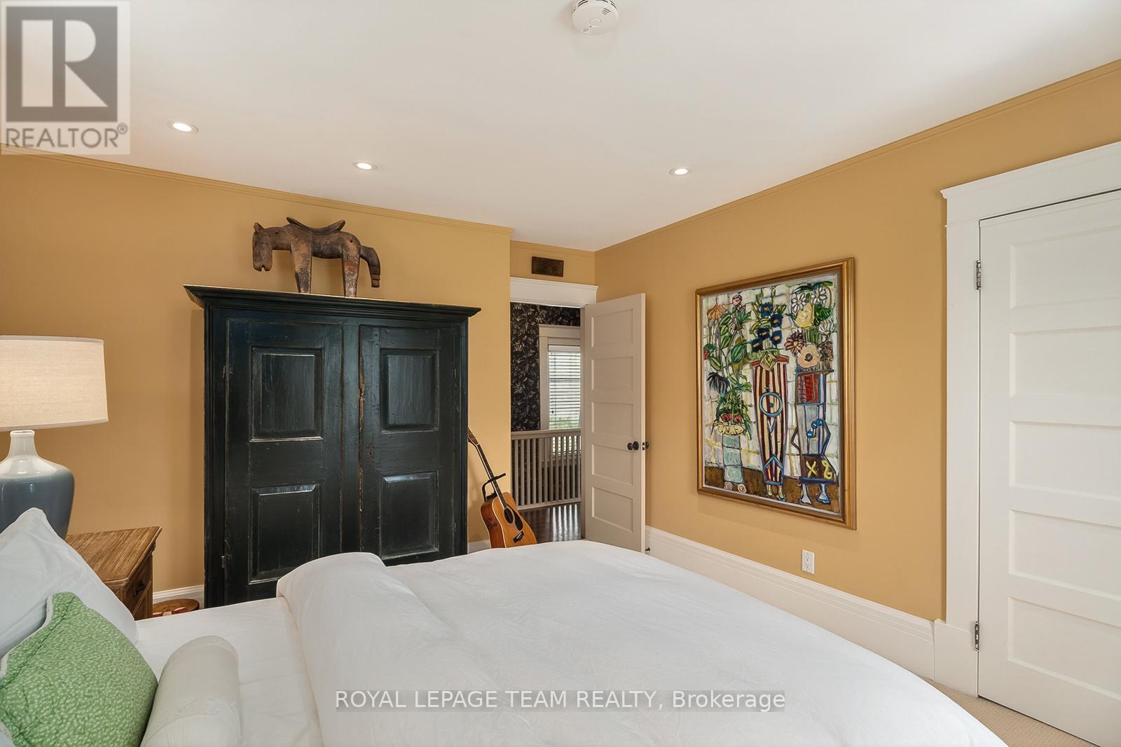 46 IVY CRESCENT - 39