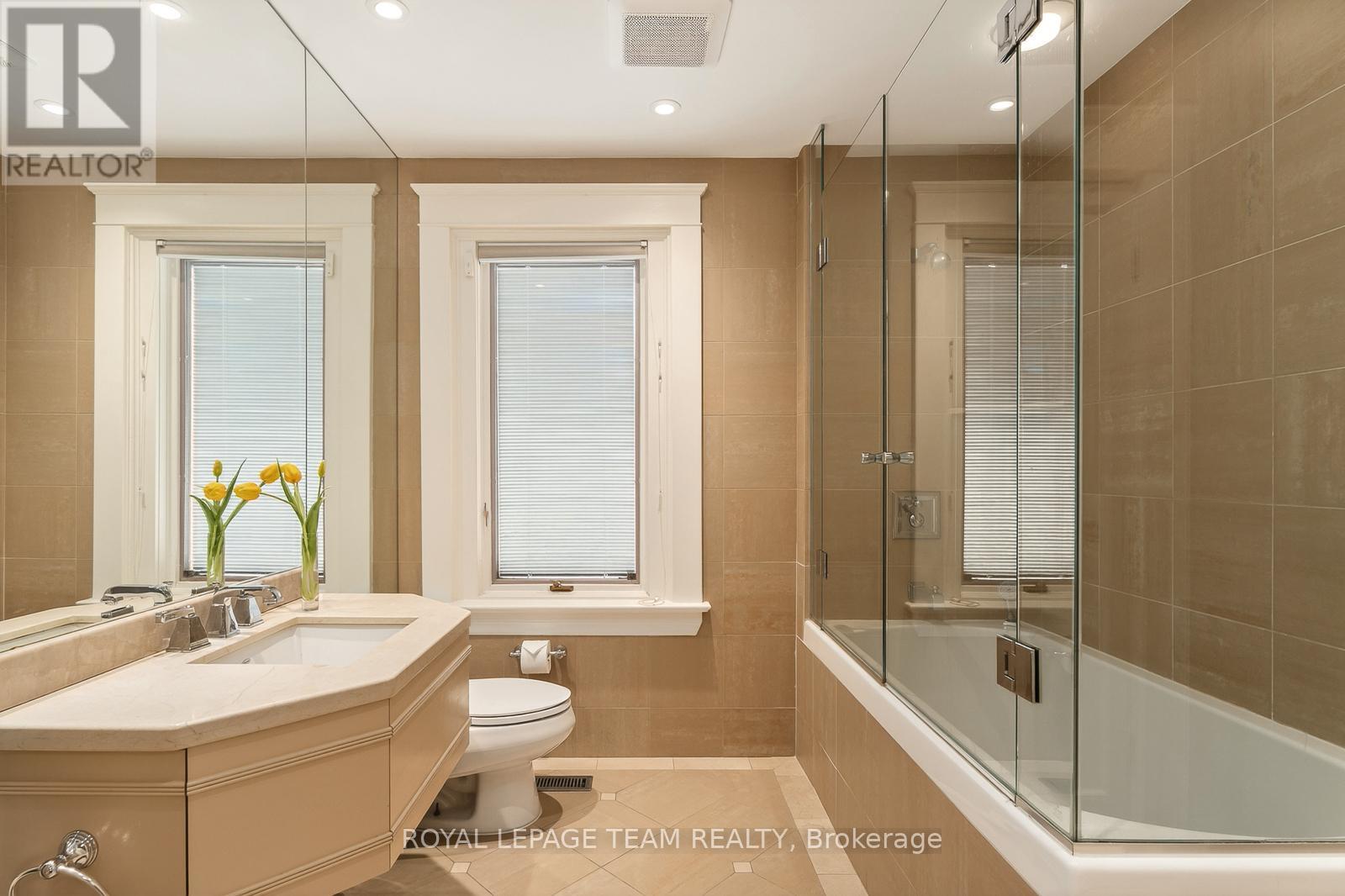 46 IVY CRESCENT - 40