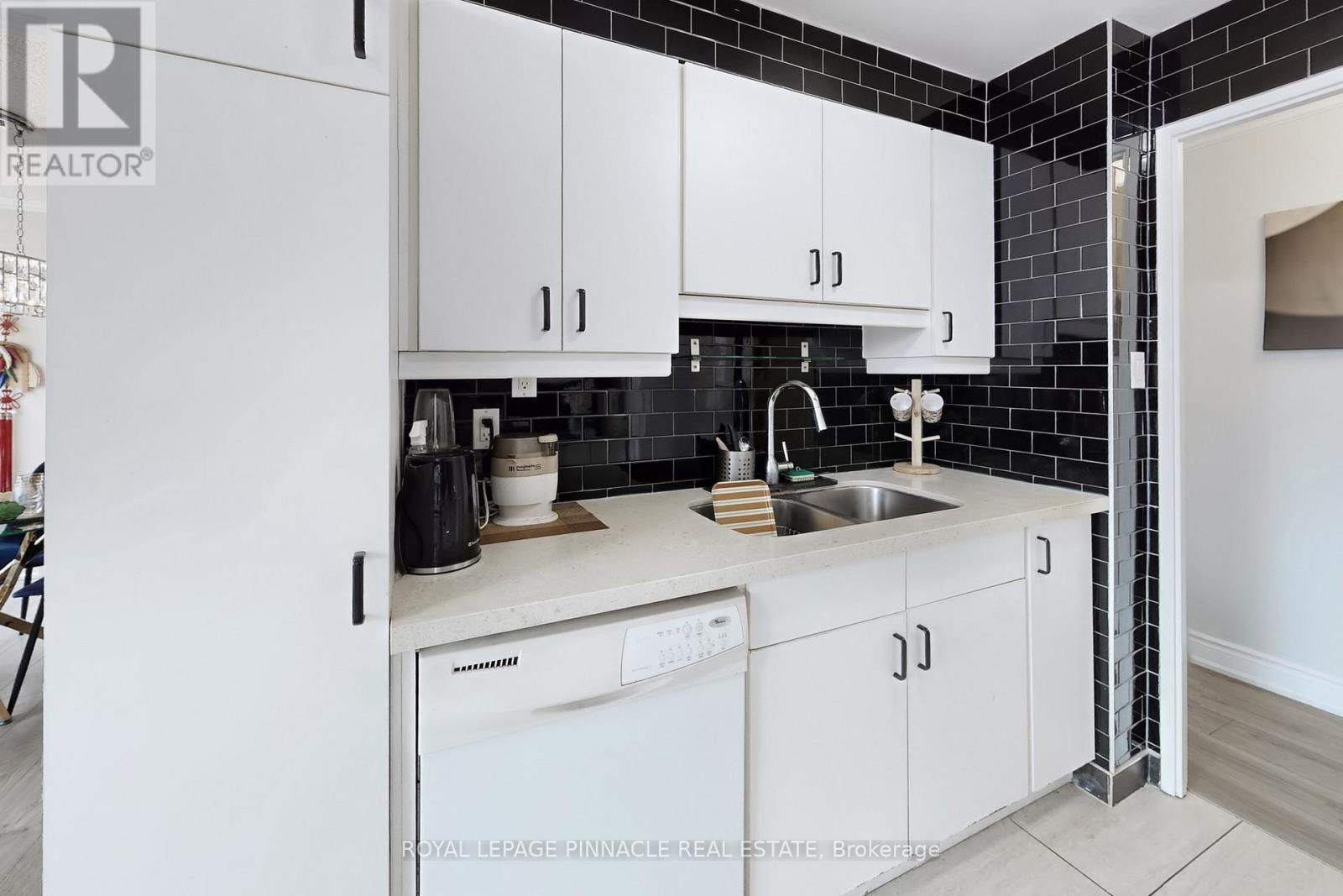 #202 1300 MISSISSAUGA VALLEY BOULEVARD - 20