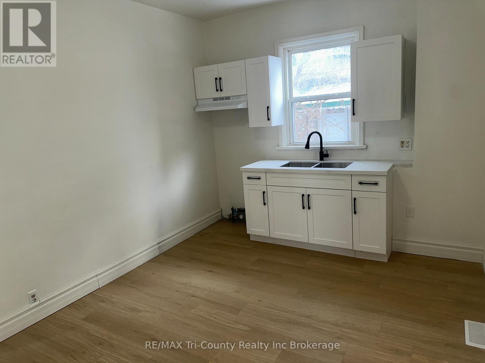 358 GLEBE STREET E - 11