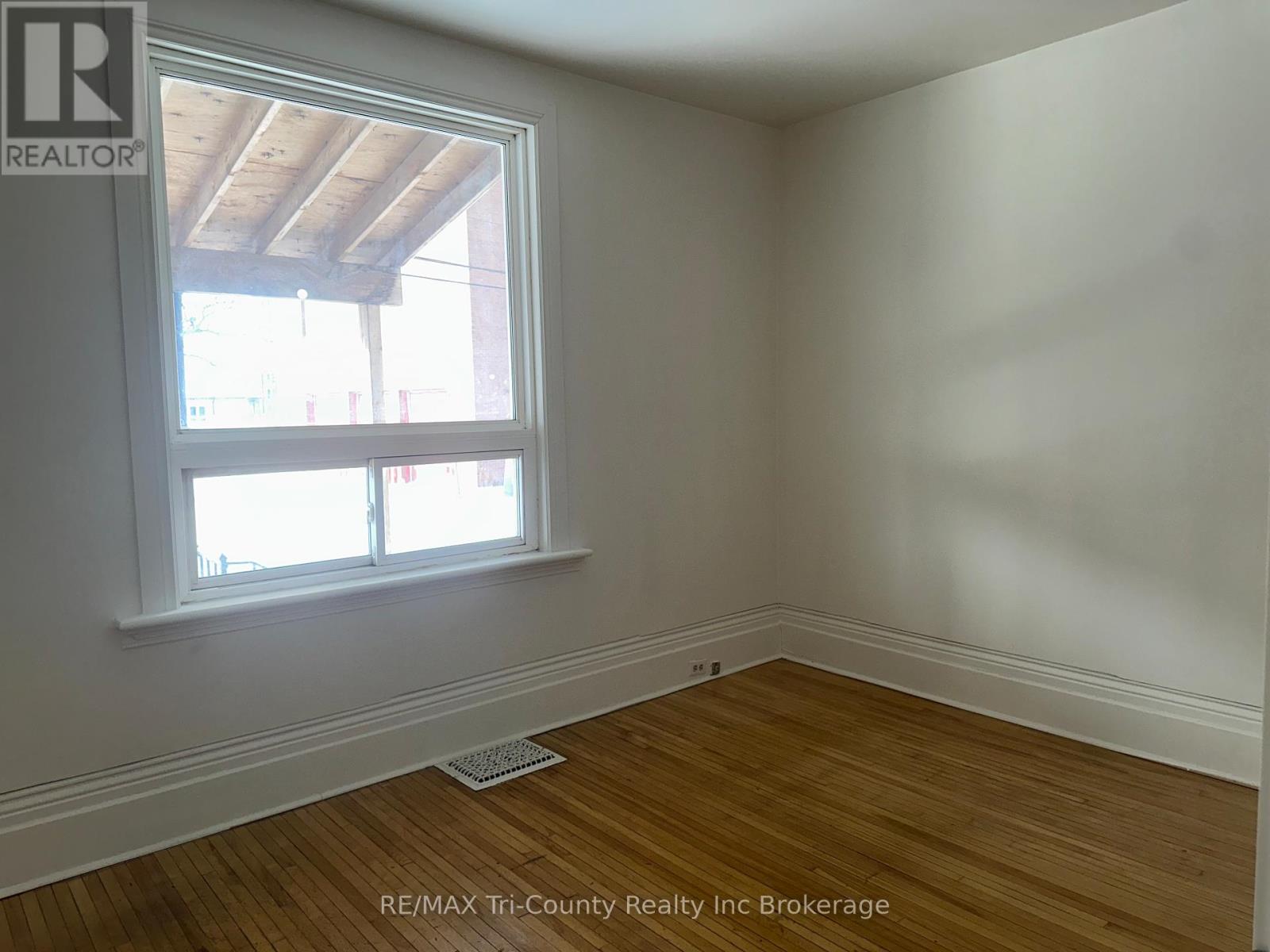 358 GLEBE STREET E - 15