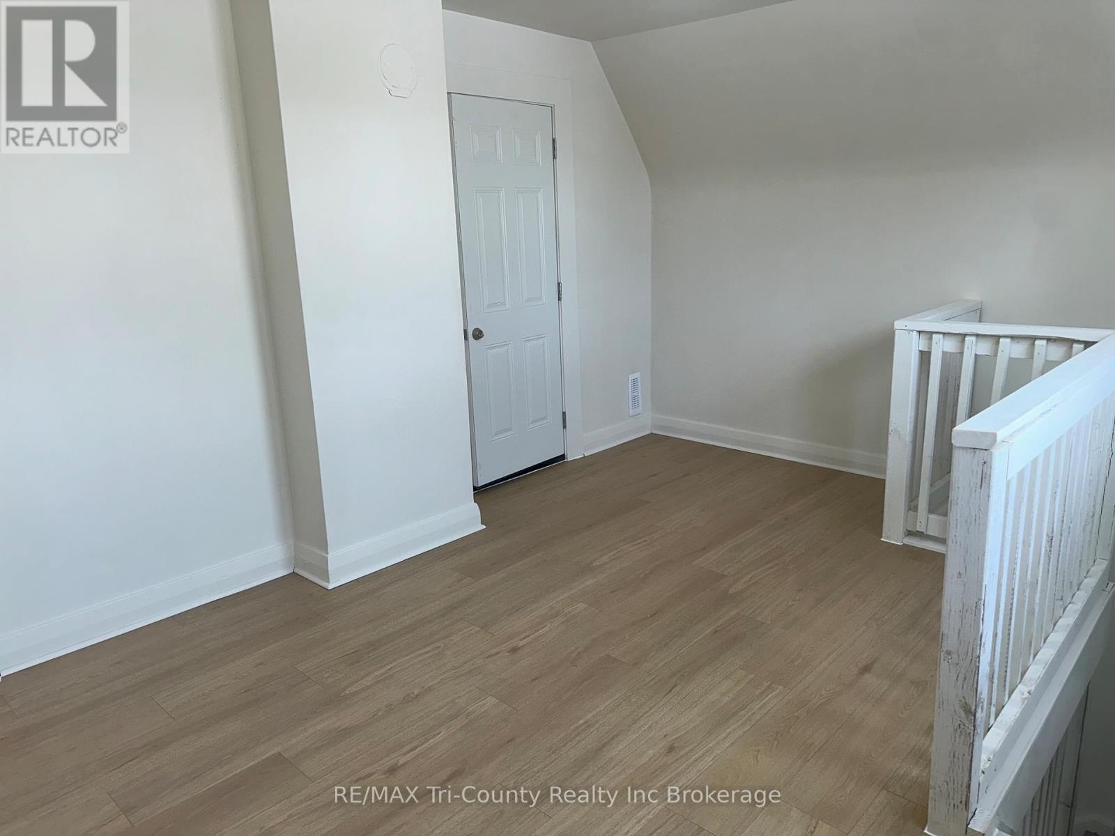 358 GLEBE STREET E - 21