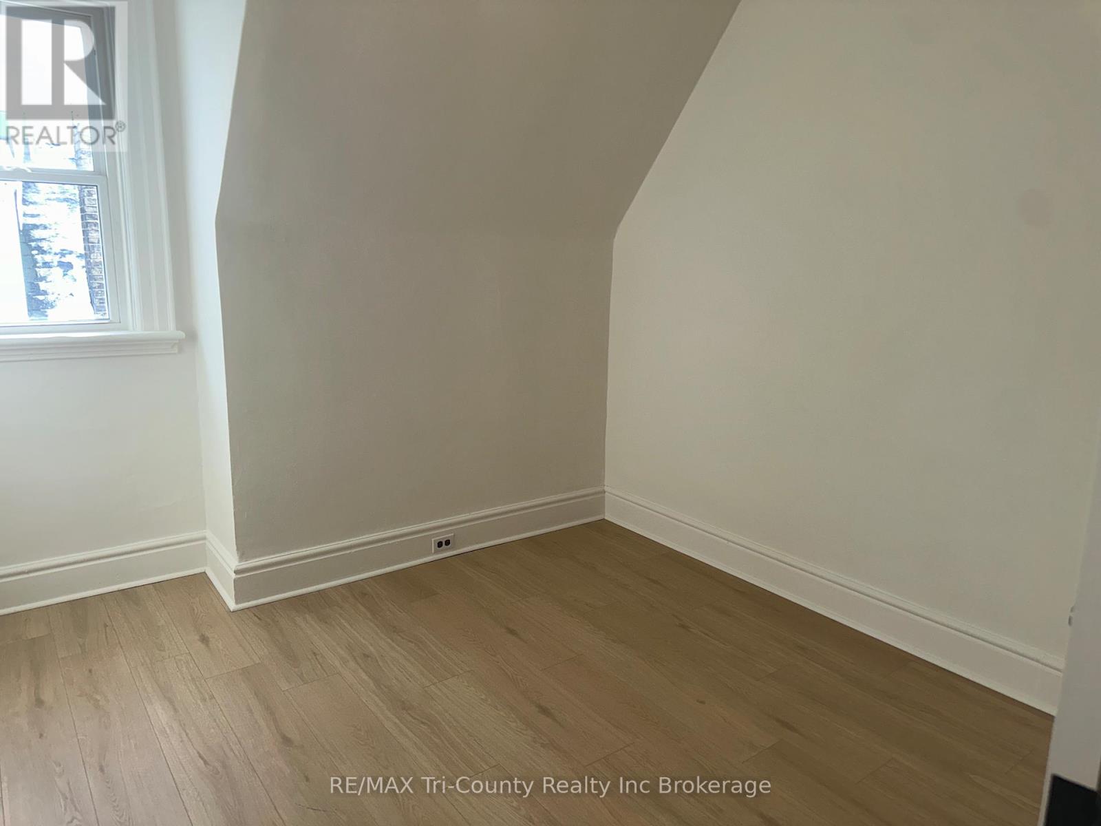 358 GLEBE STREET E - 24