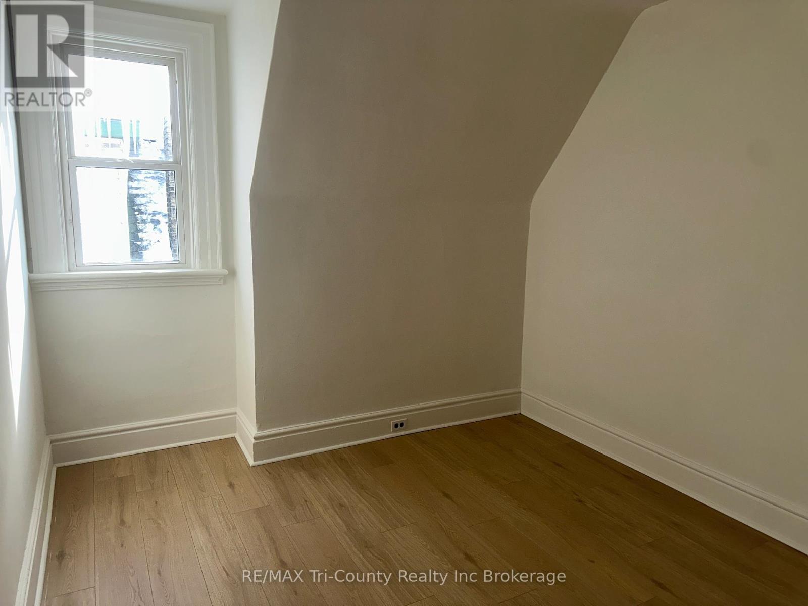 358 GLEBE STREET E - 25