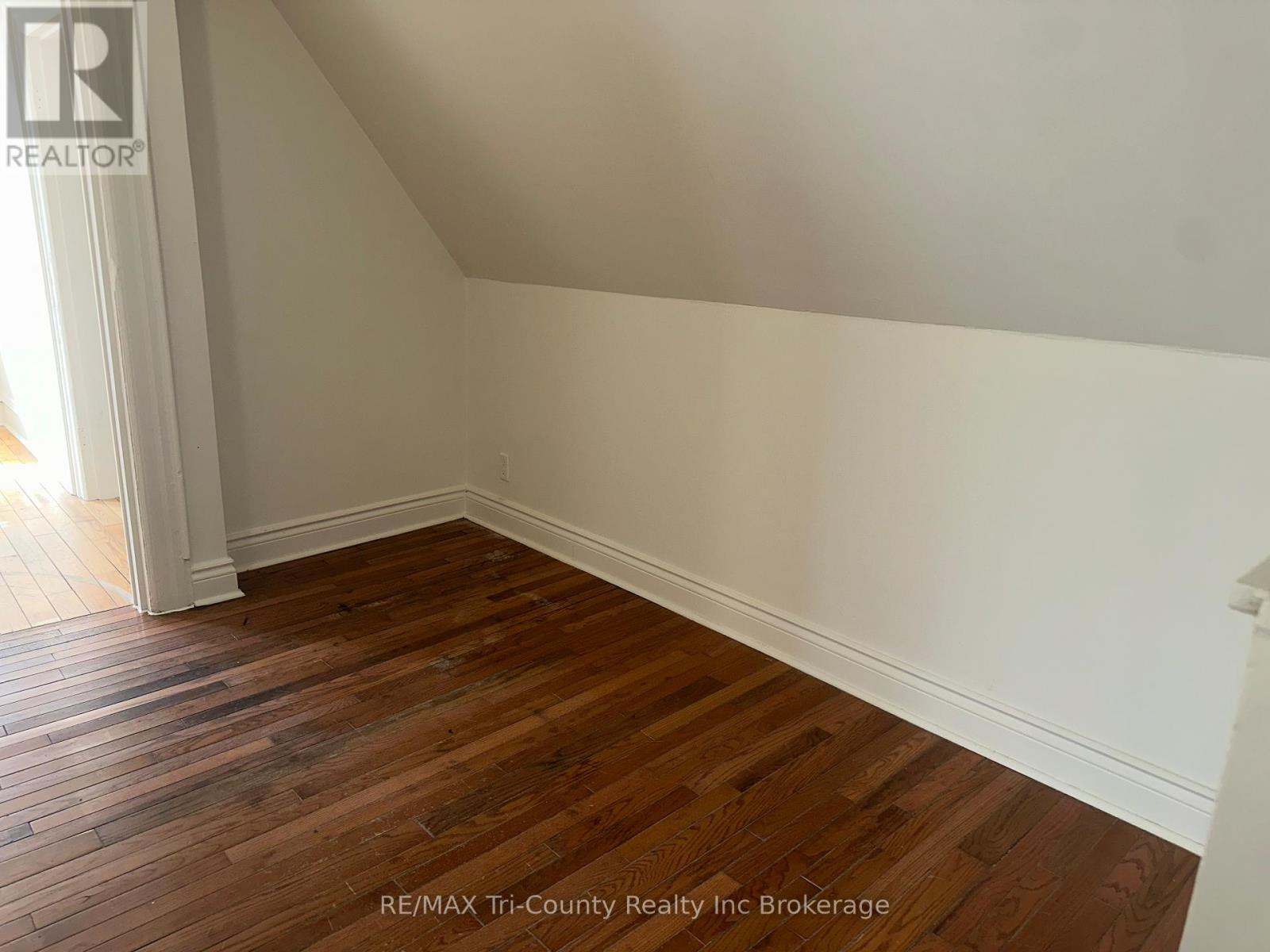 358 GLEBE STREET E - 26