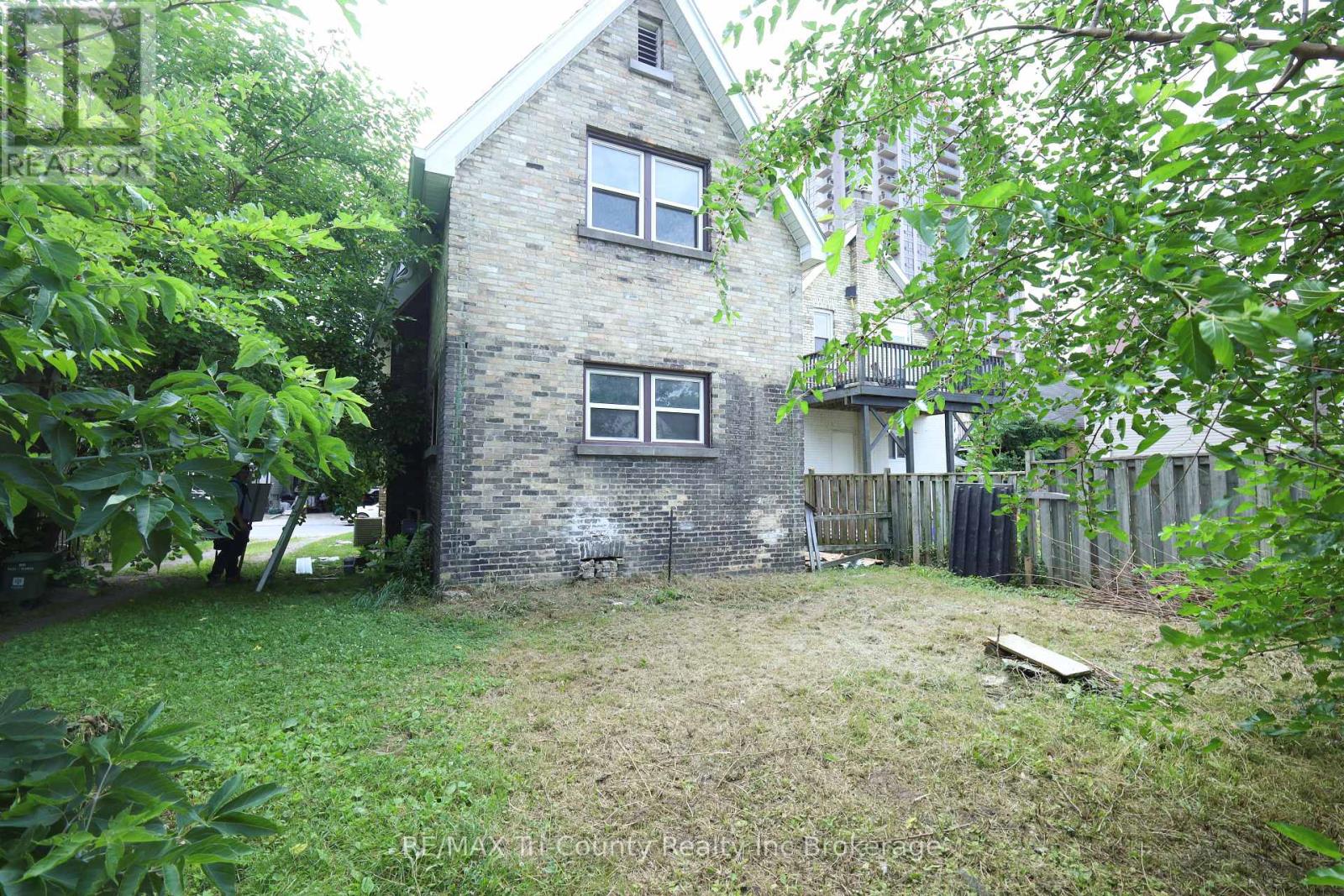 358 GLEBE STREET E - 5