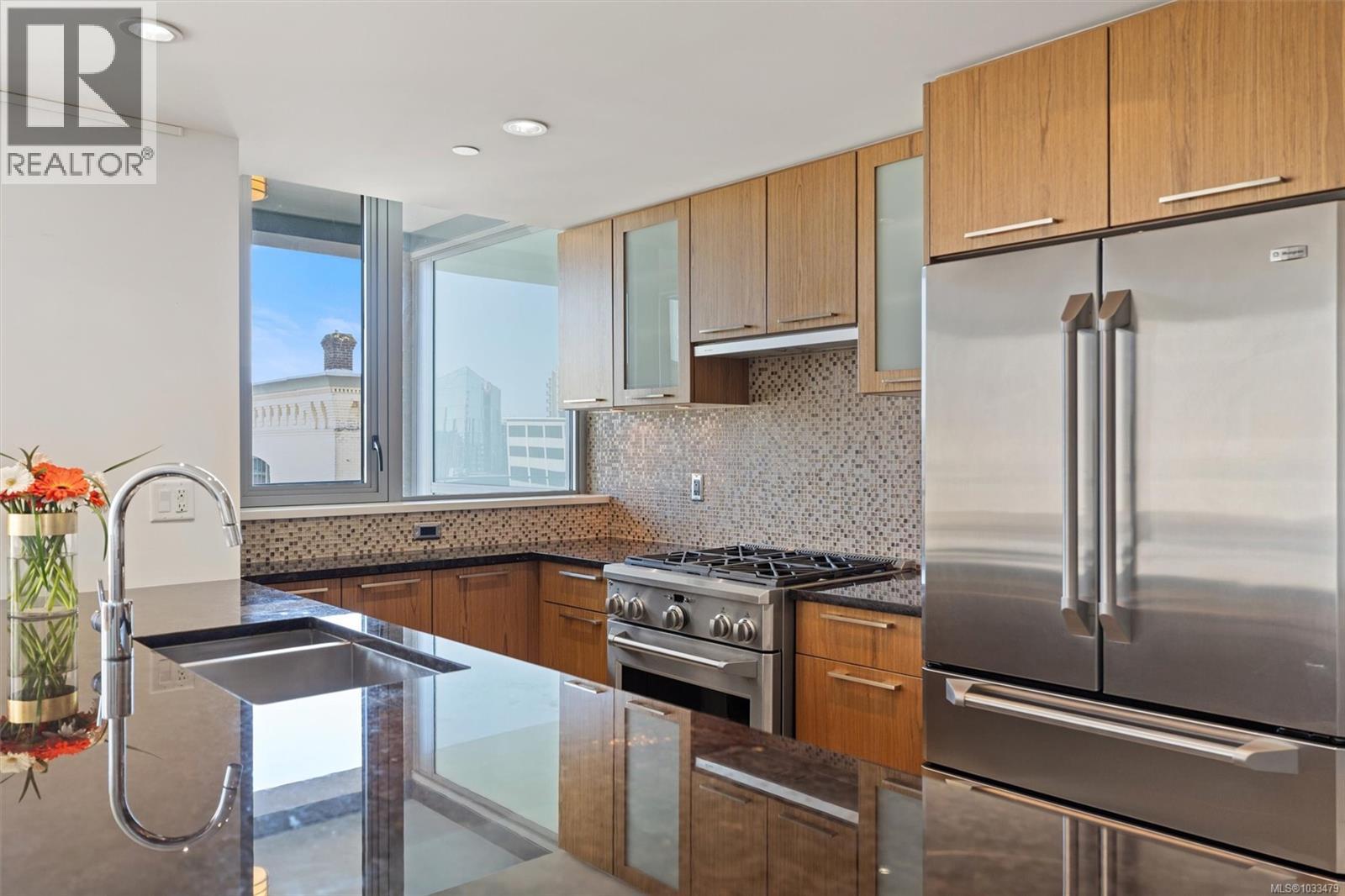 #701 608 Broughton St - 12