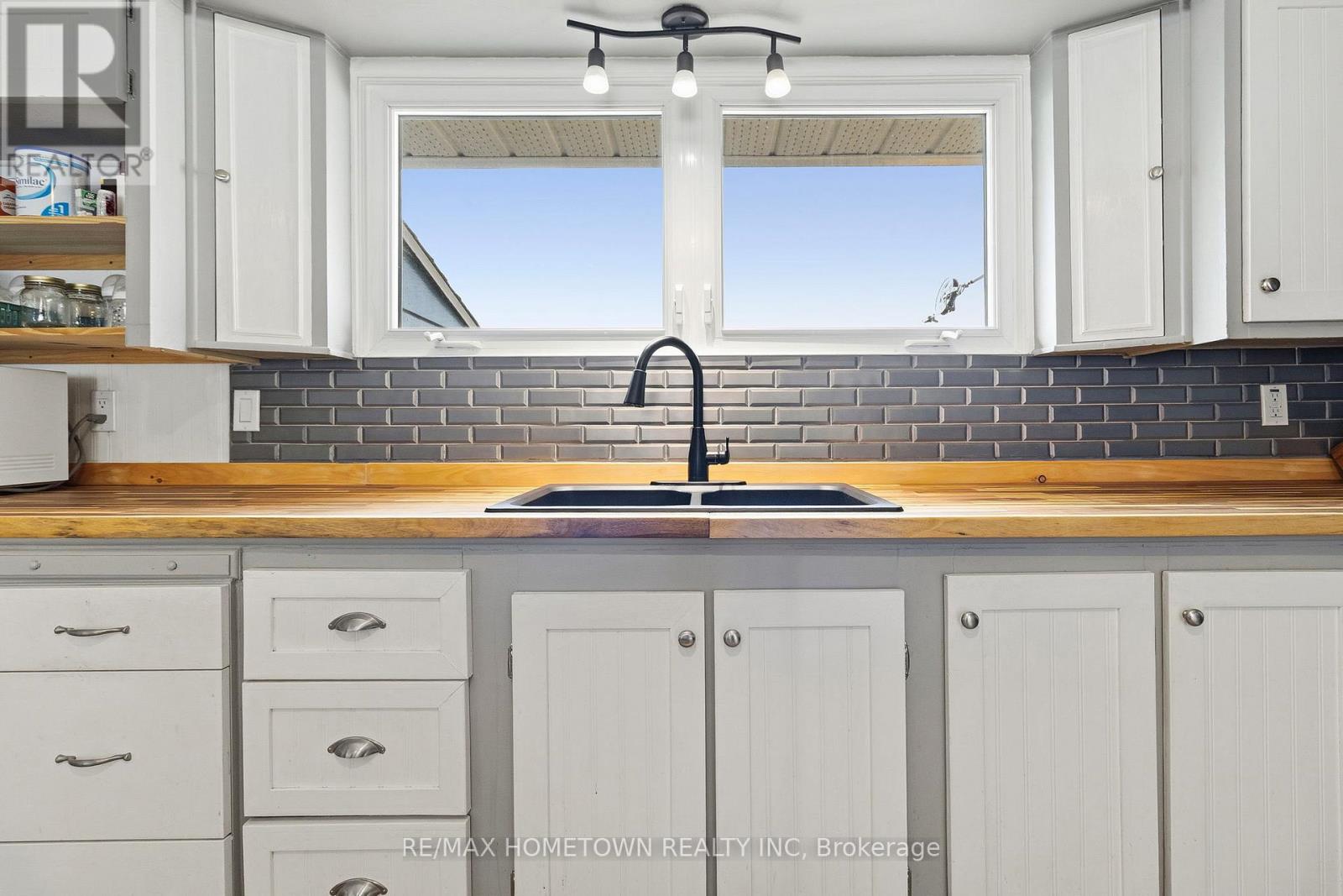 2038 DUNDAS STREET - 17