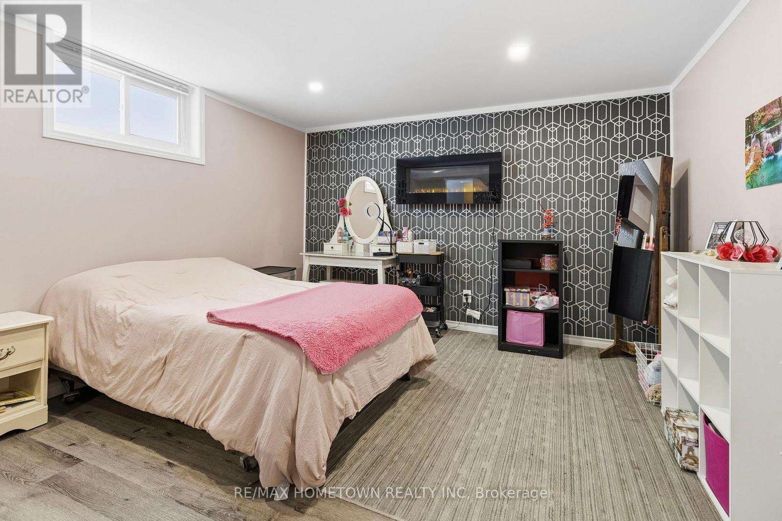 2038 DUNDAS STREET - 28