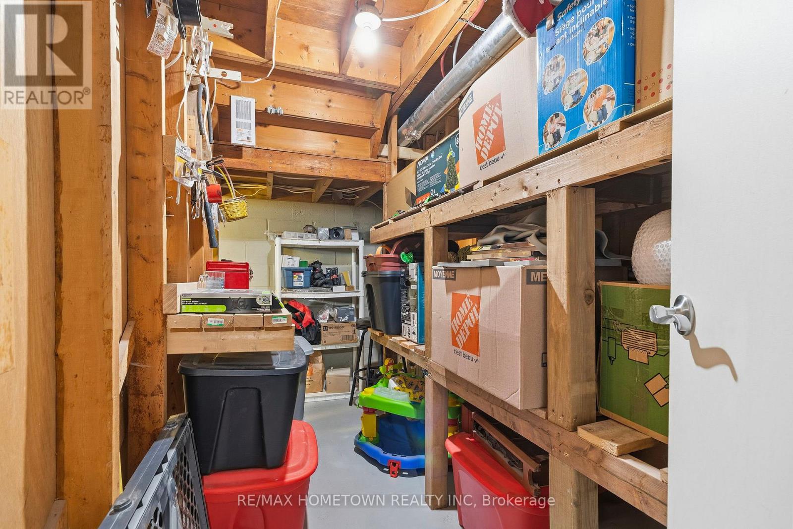 2038 DUNDAS STREET - 35