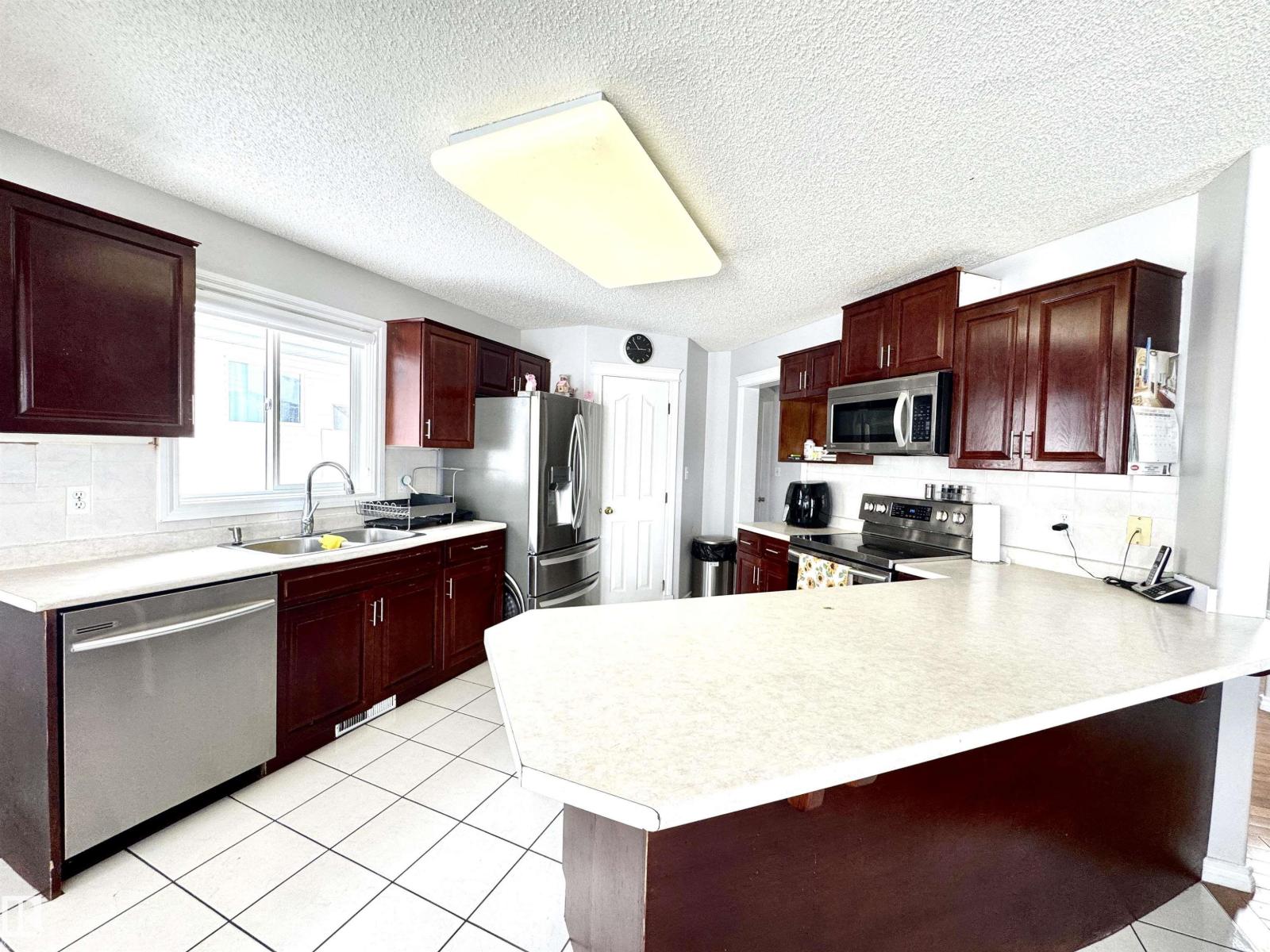 6734 162A AV NW, Edmonton