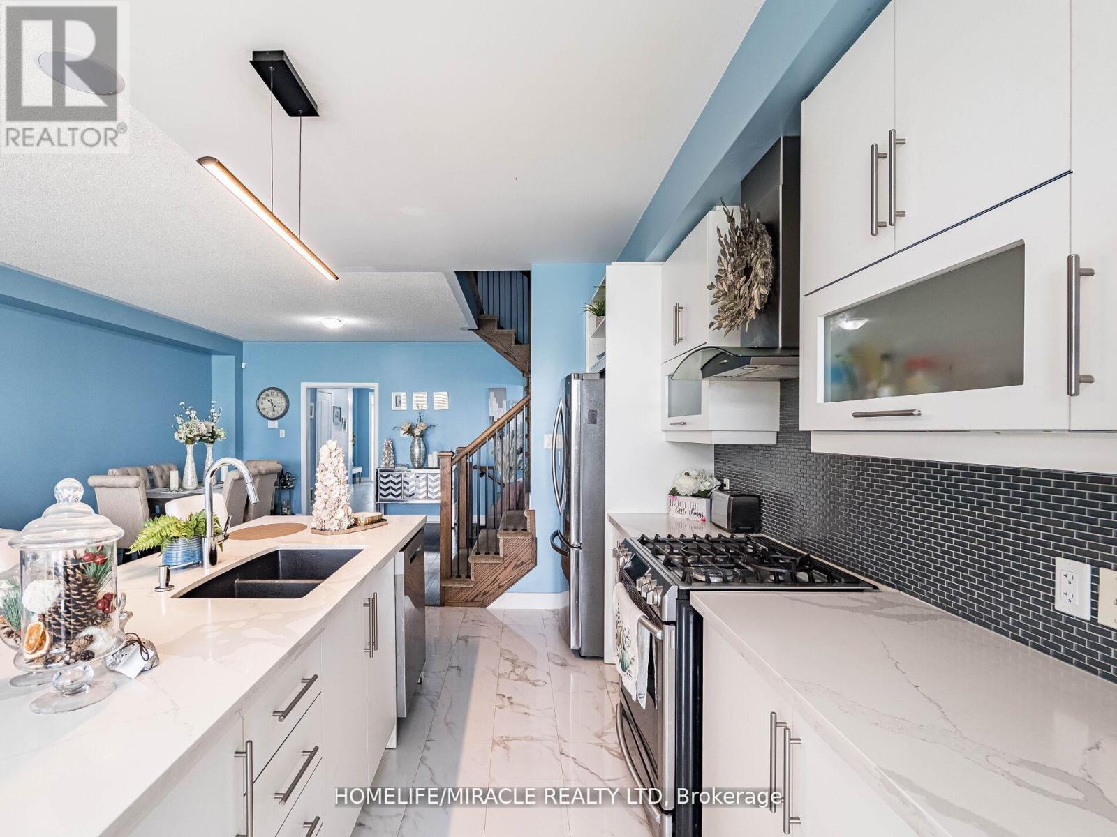 #147 28 DONALD FLEMING WAY - 22