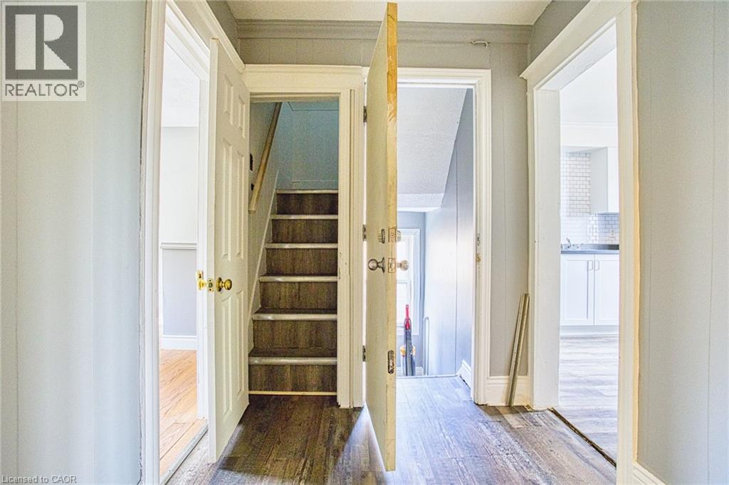 134 ROSSLYN Avenue N - 19