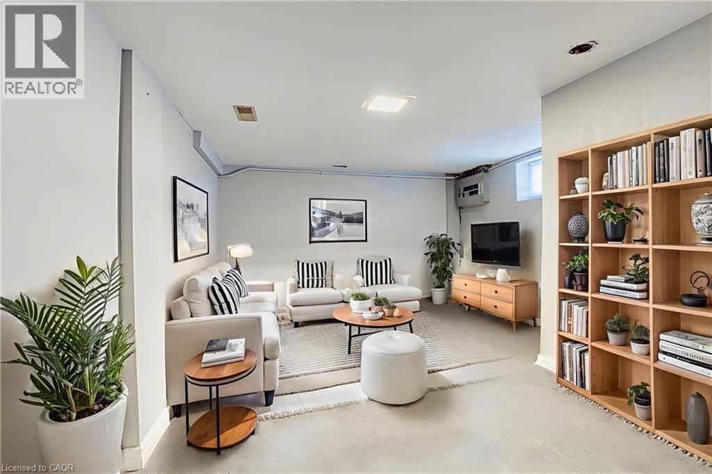 134 ROSSLYN Avenue N - 23