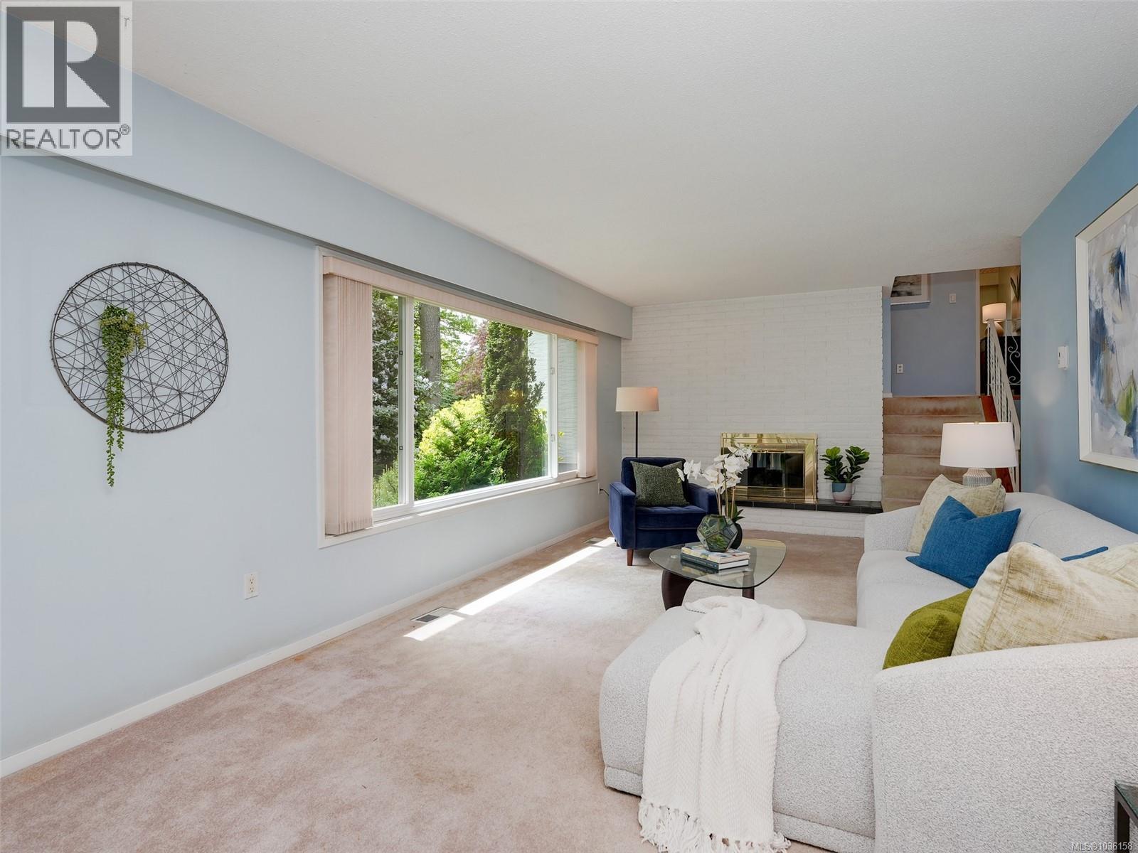743 Helvetia Cres - 5
