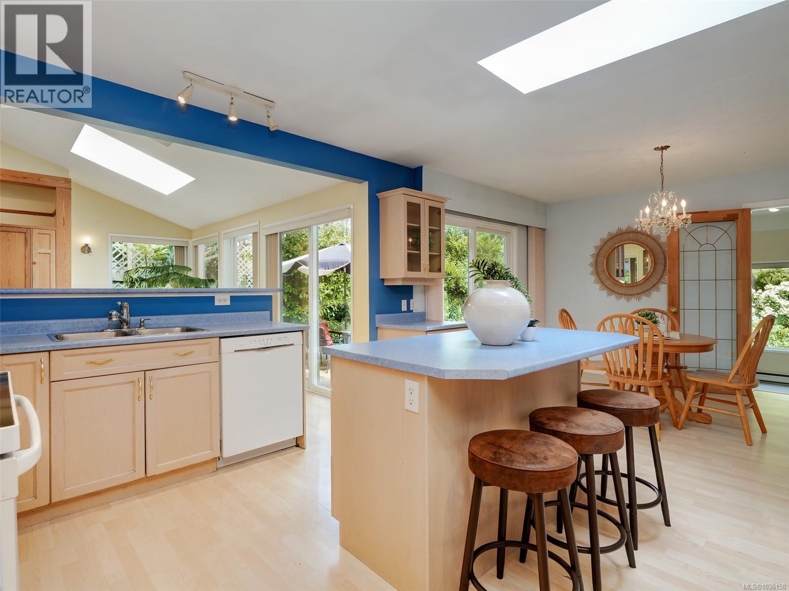743 Helvetia Cres - 7