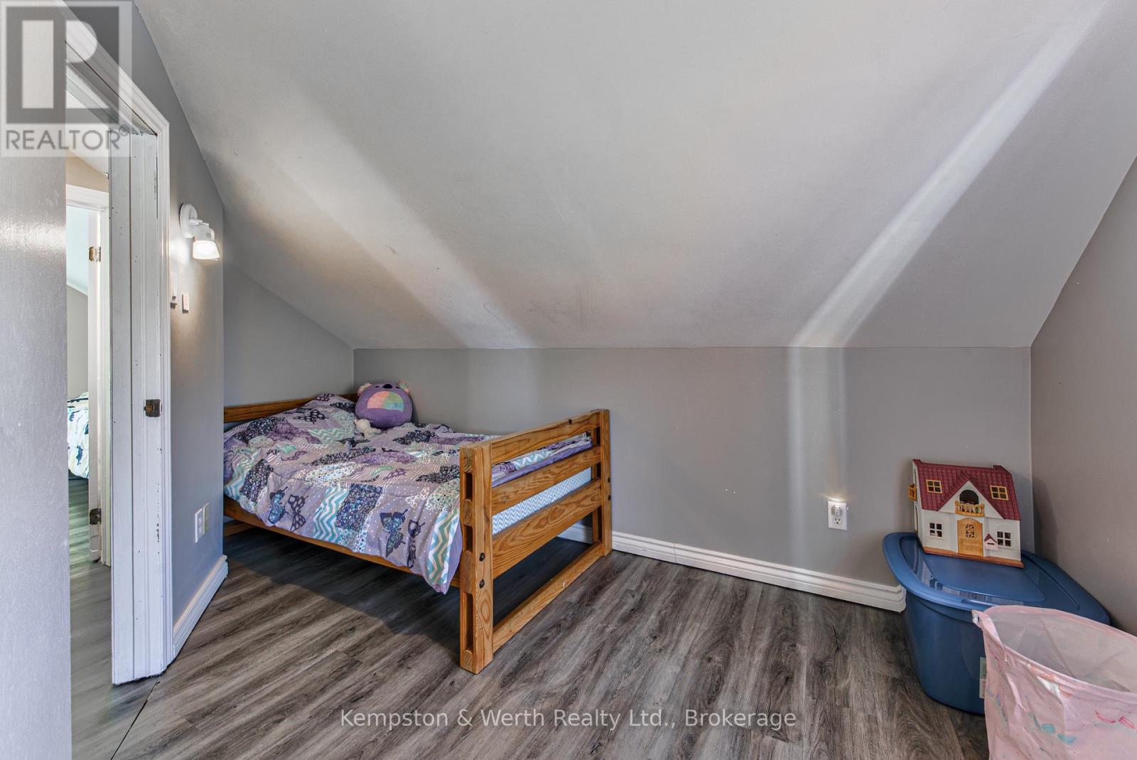 573 QUEEN STREET E - 22
