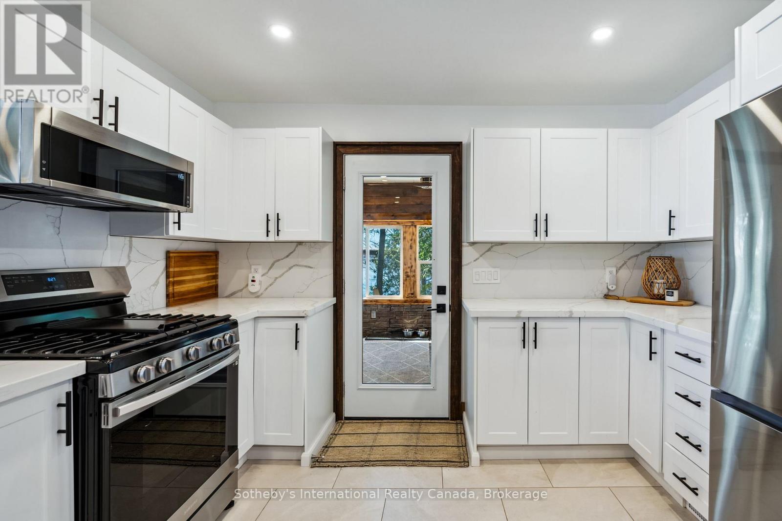 29 BEACHGROVE ISLAND 33LM - 10