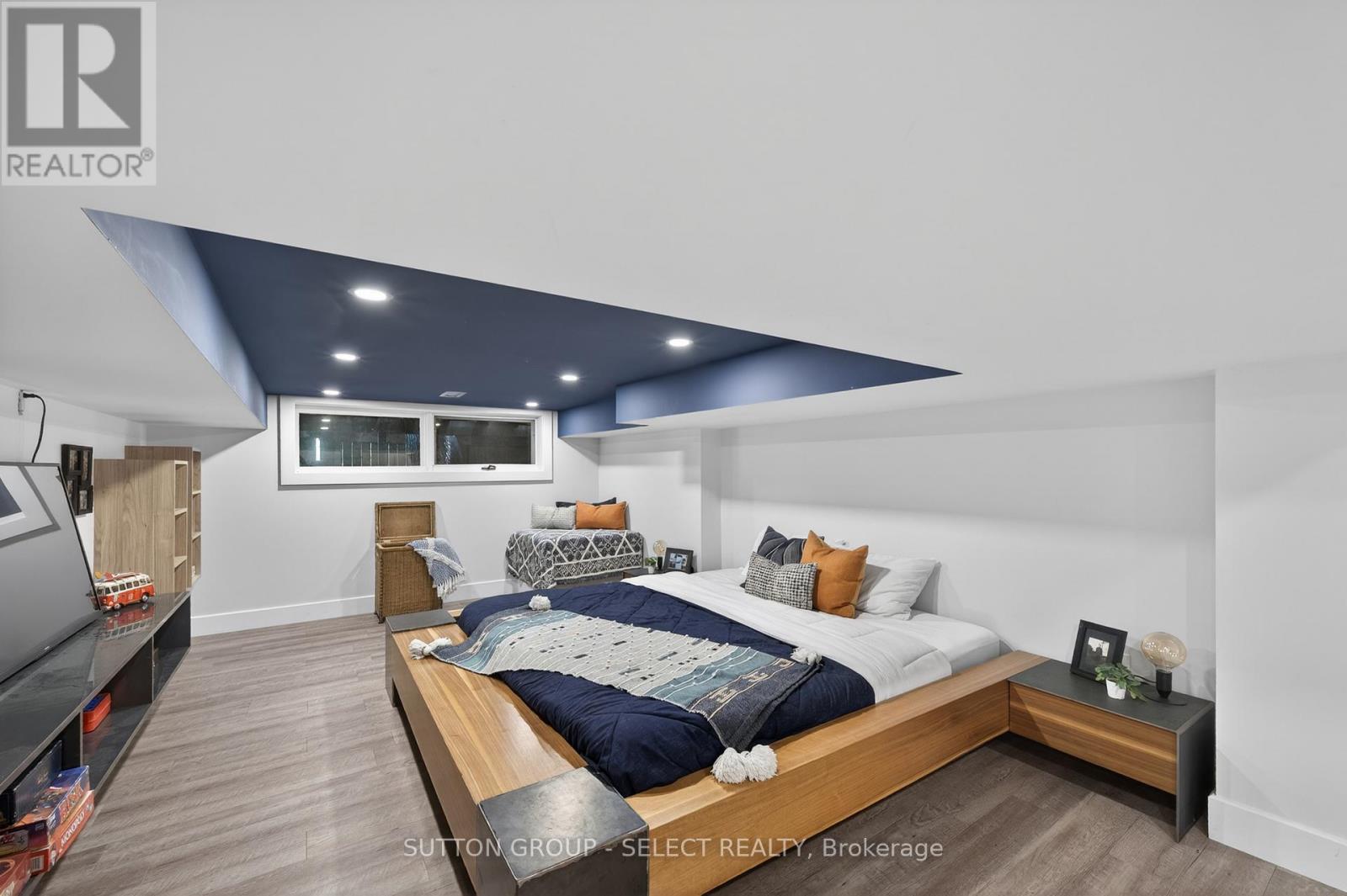 45 BLACKBURN CRESCENT - 34