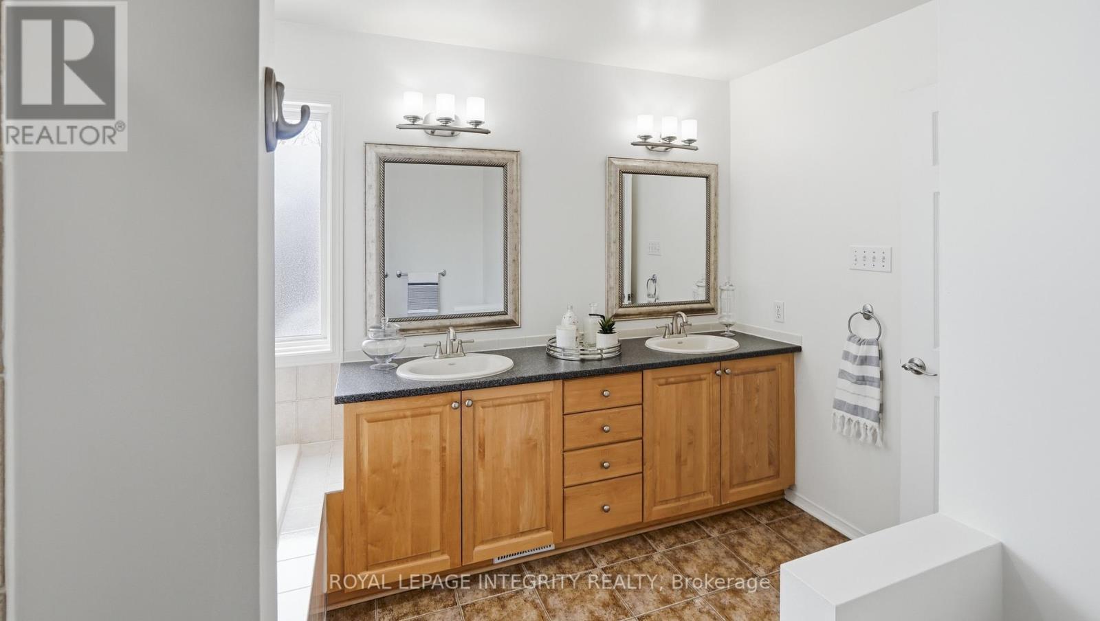 20 FARMFIELD CRESCENT - 26
