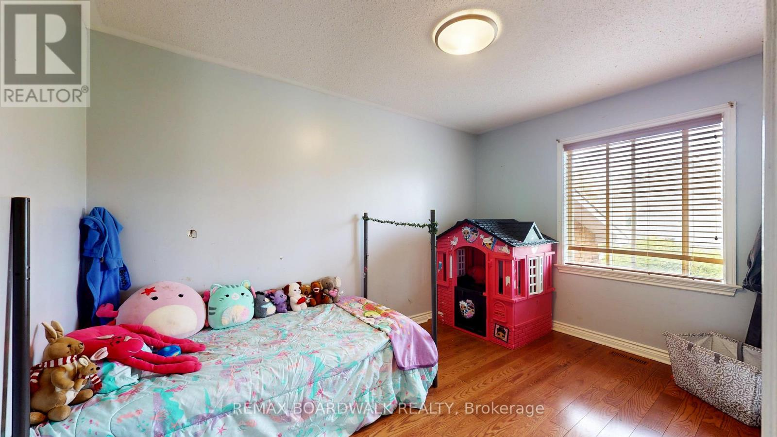 7 MEADOWVIEW DRIVE - 20