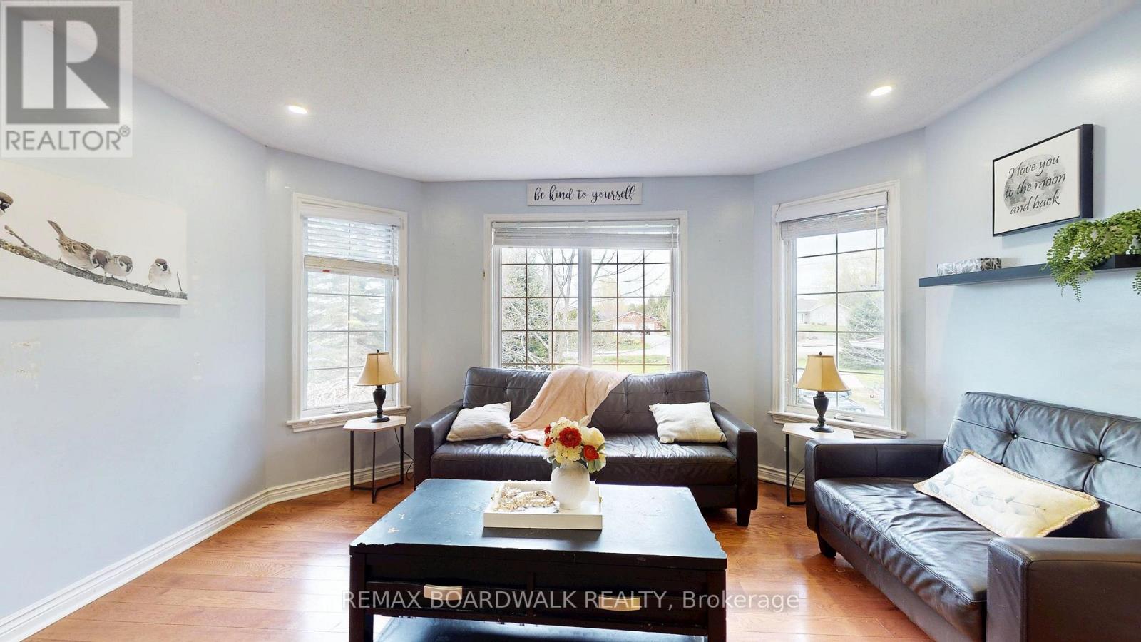 7 MEADOWVIEW DRIVE - 22
