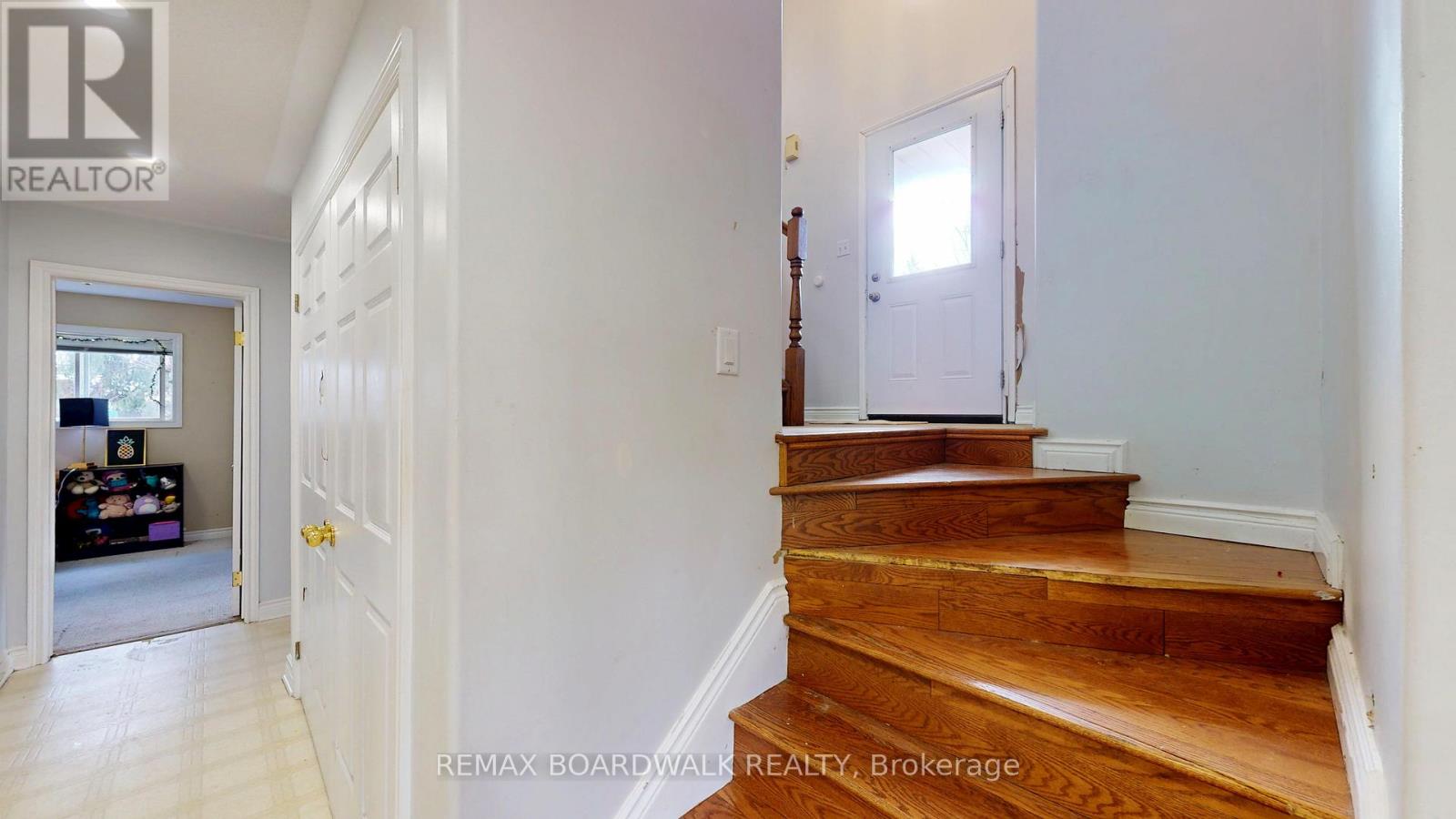 7 MEADOWVIEW DRIVE - 24