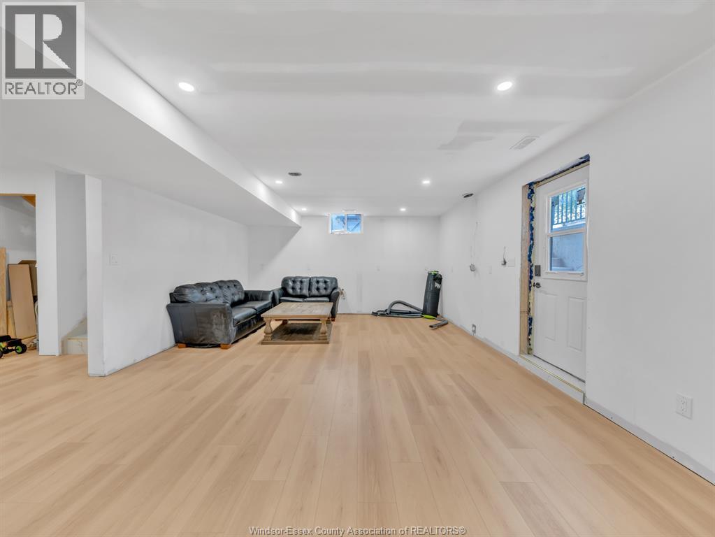 3684 SUTTON AVENUE - 35