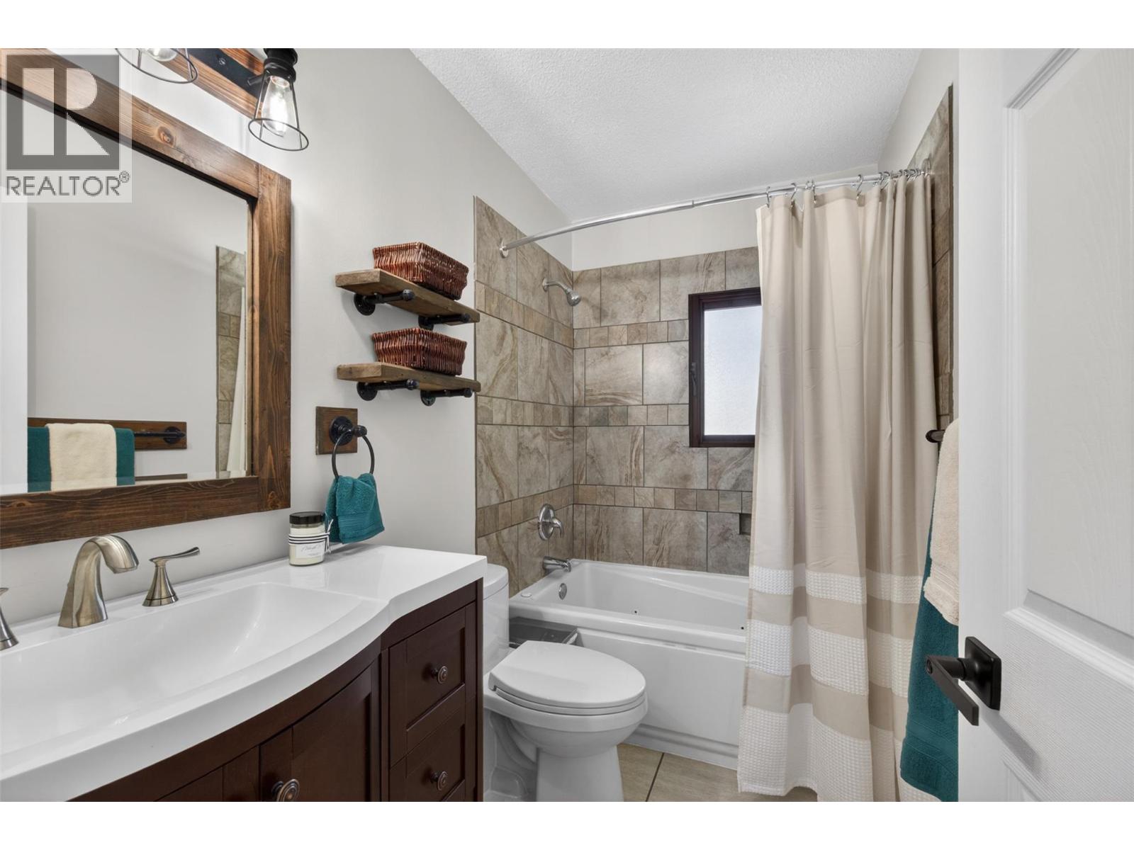  5421 71 Avenue Northeast, Salmon Arm