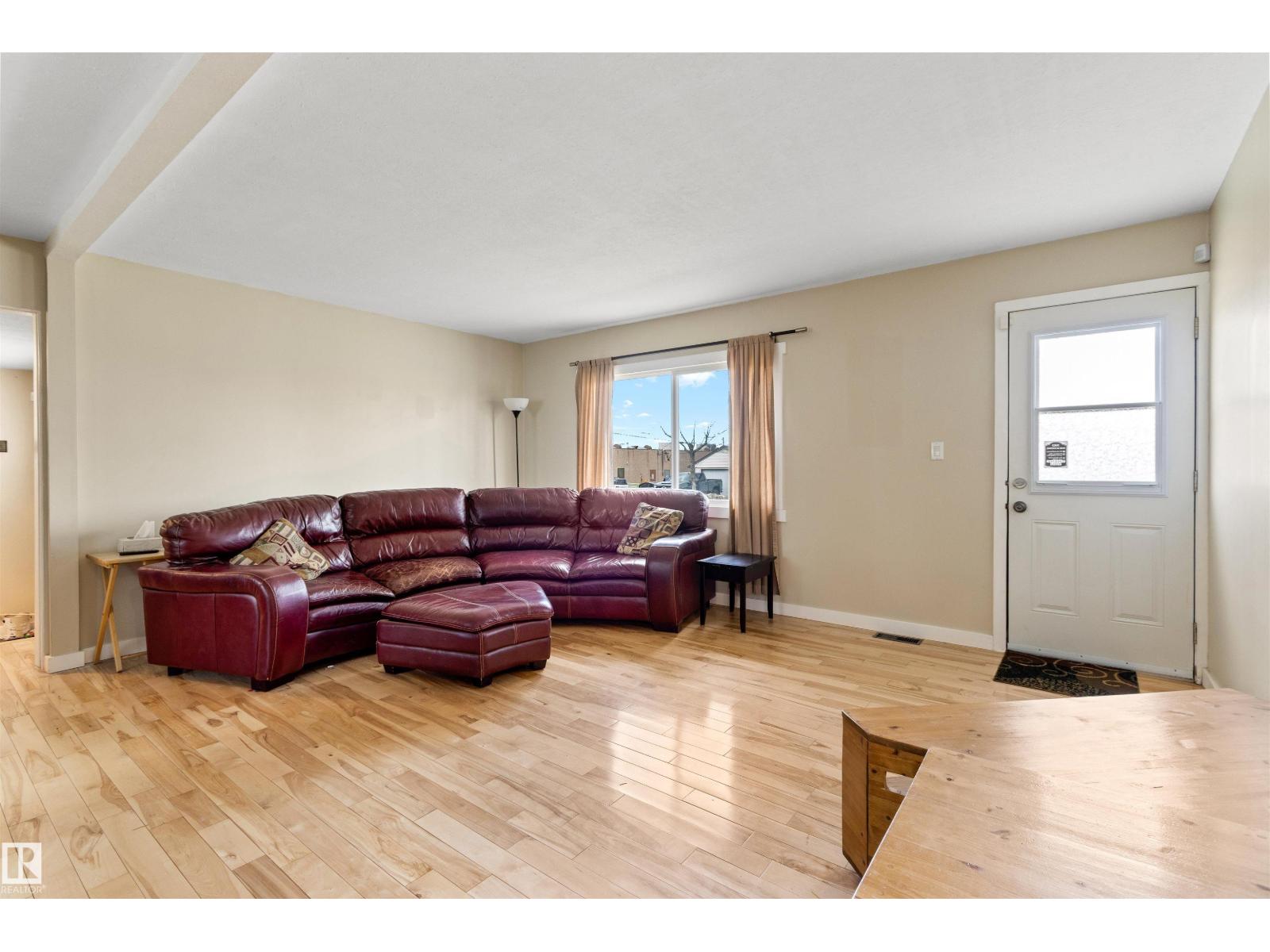 4903 52 AV — photo 8