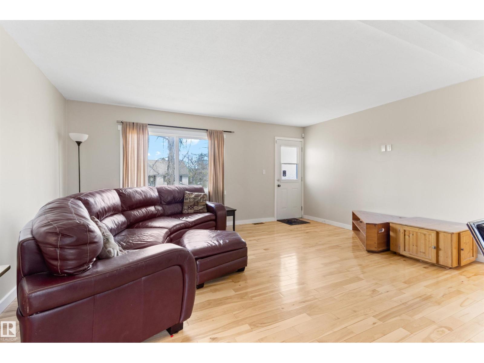 4903 52 AV — photo 9