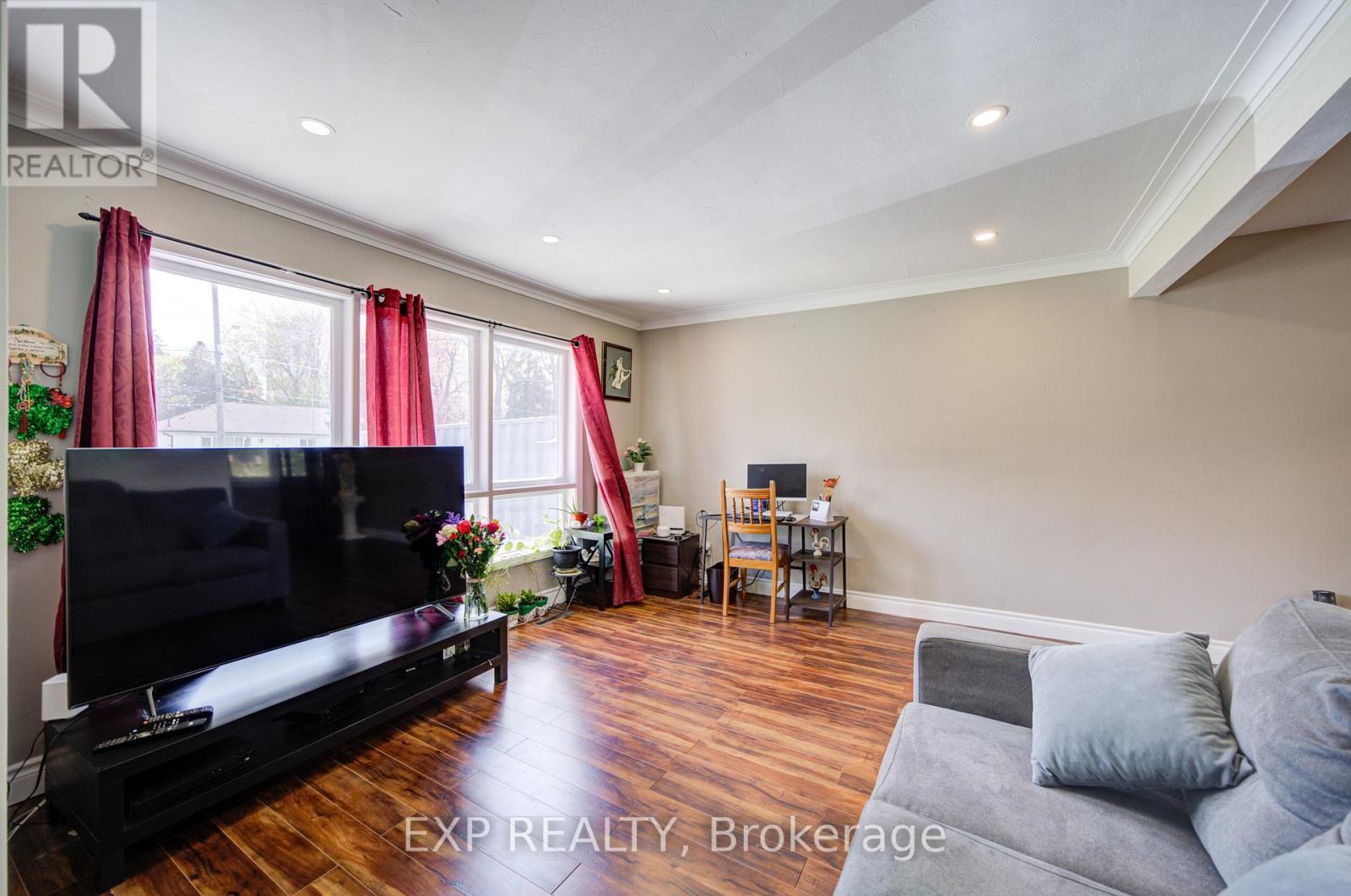 95 REIDMOUNT AVENUE E - 3