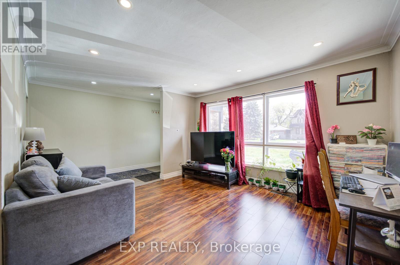 95 REIDMOUNT AVENUE E - 4