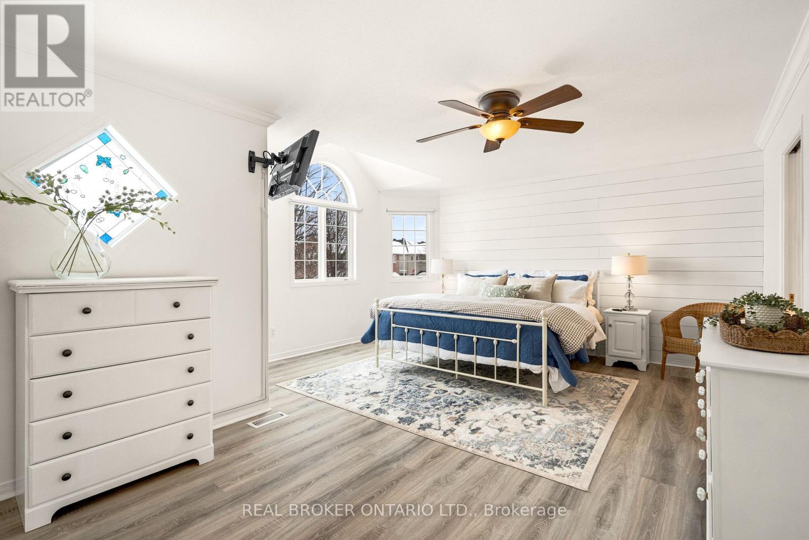 41 GOLDER'S GREEN LANE - 27