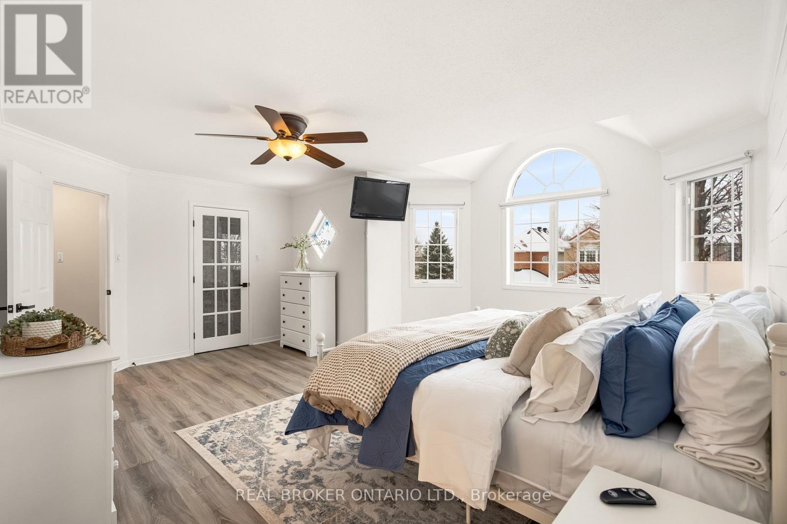 41 GOLDER'S GREEN LANE - 29