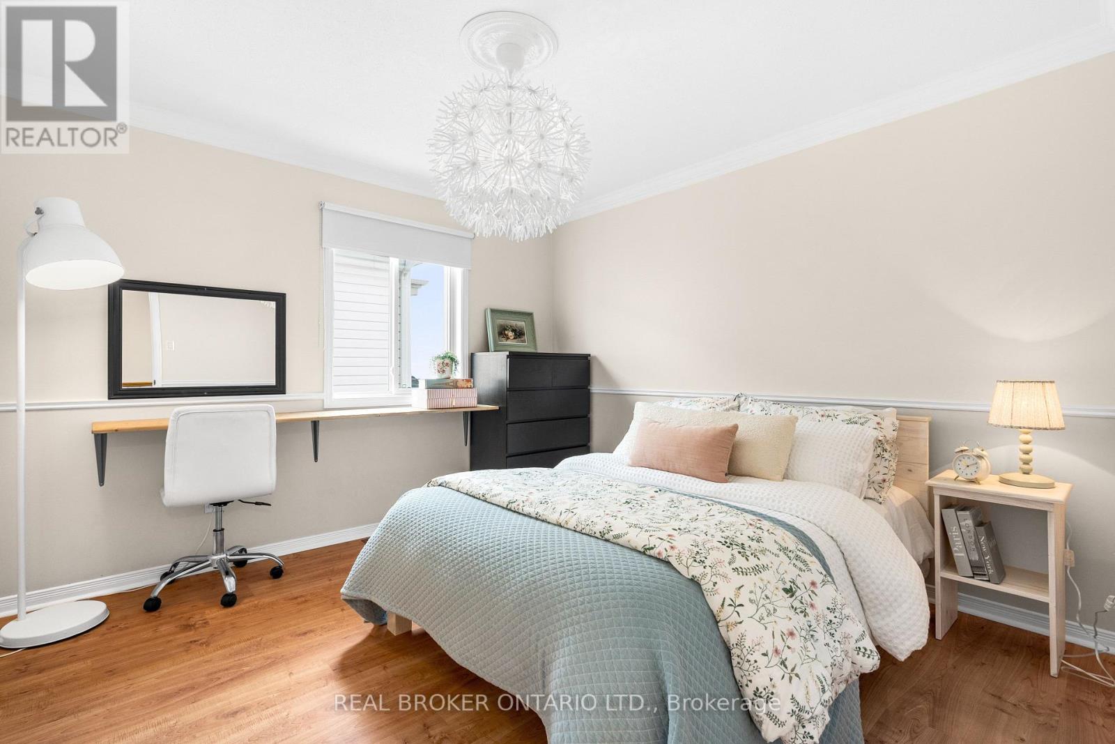 41 GOLDER'S GREEN LANE - 32