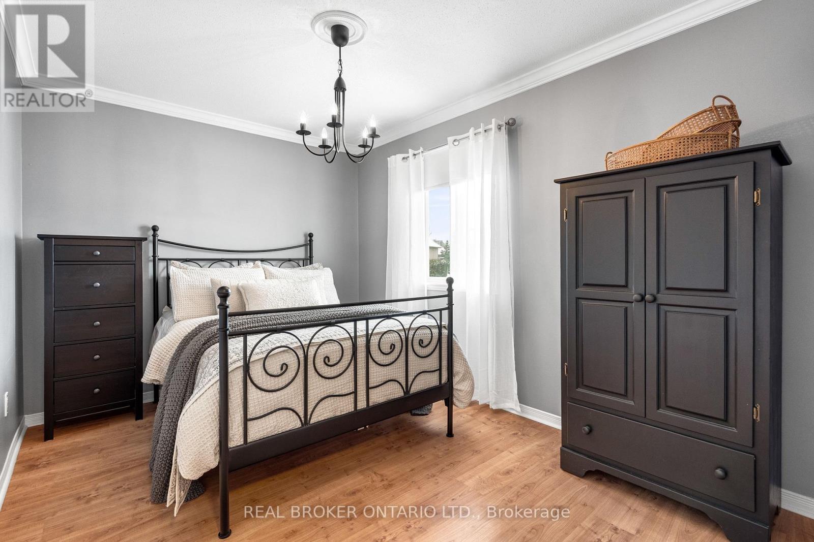 41 GOLDER'S GREEN LANE - 33